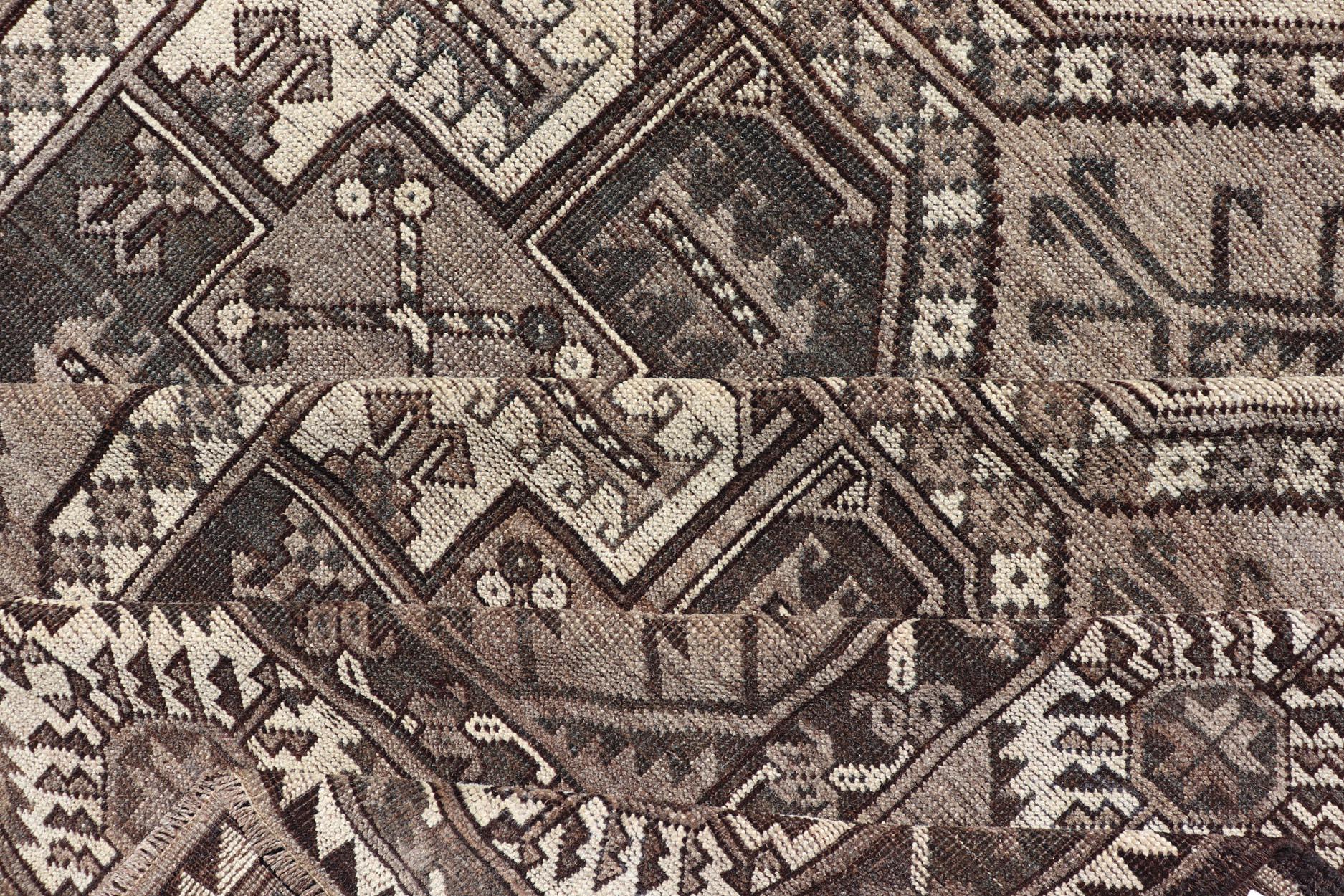 Antiker Ersari-Teppich mit traditionellen Gul-Motiven und subtilen Farben 10'9 x 18'3 im Angebot 6