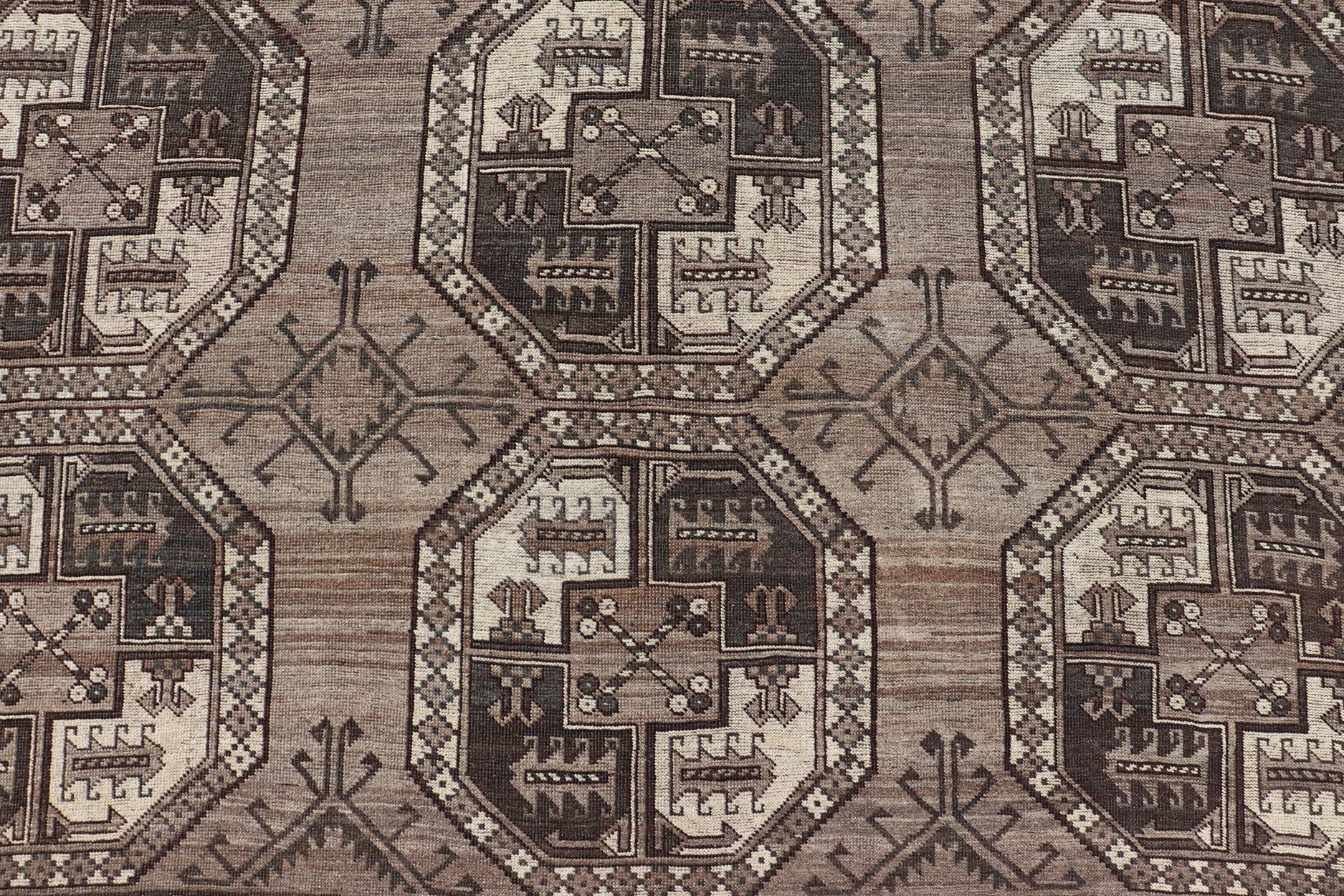 Maße: 10'9 x 18'3 
Antiker Ersari-Teppich mit traditionellen Gul-Motiven und subtilen Farben 10'9 x 18'3. 
Keivan Woven Arts/ Teppich/X23-1211-470, Herkunftsland / Art: Turkestan / Ersari, um 1930.

Dieser antike Ersari-Teppich zeigt eine auffällige