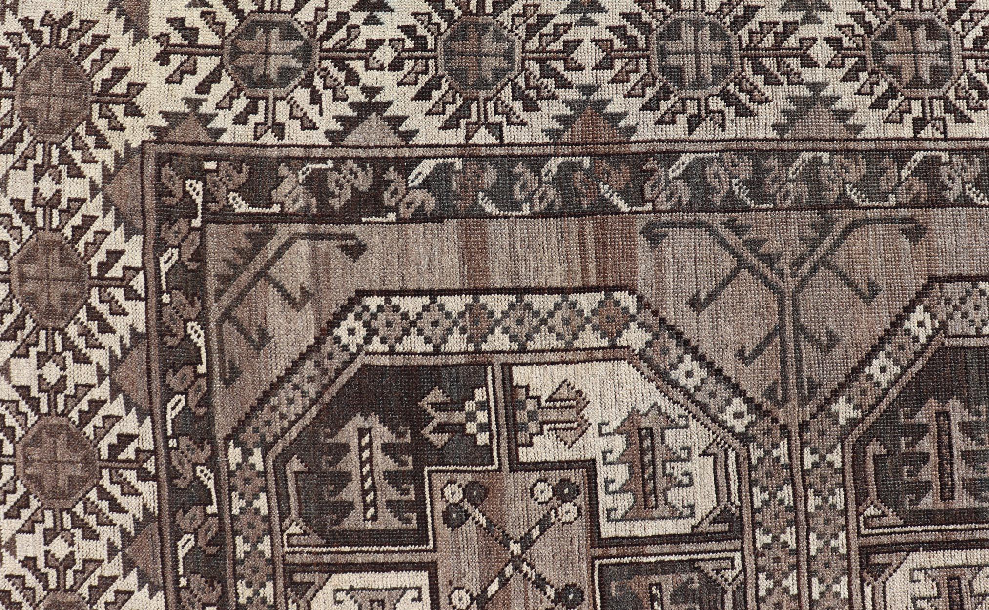 Antiker Ersari-Teppich mit traditionellen Gul-Motiven und subtilen Farben 10'9 x 18'3 (Stammeskunst) im Angebot