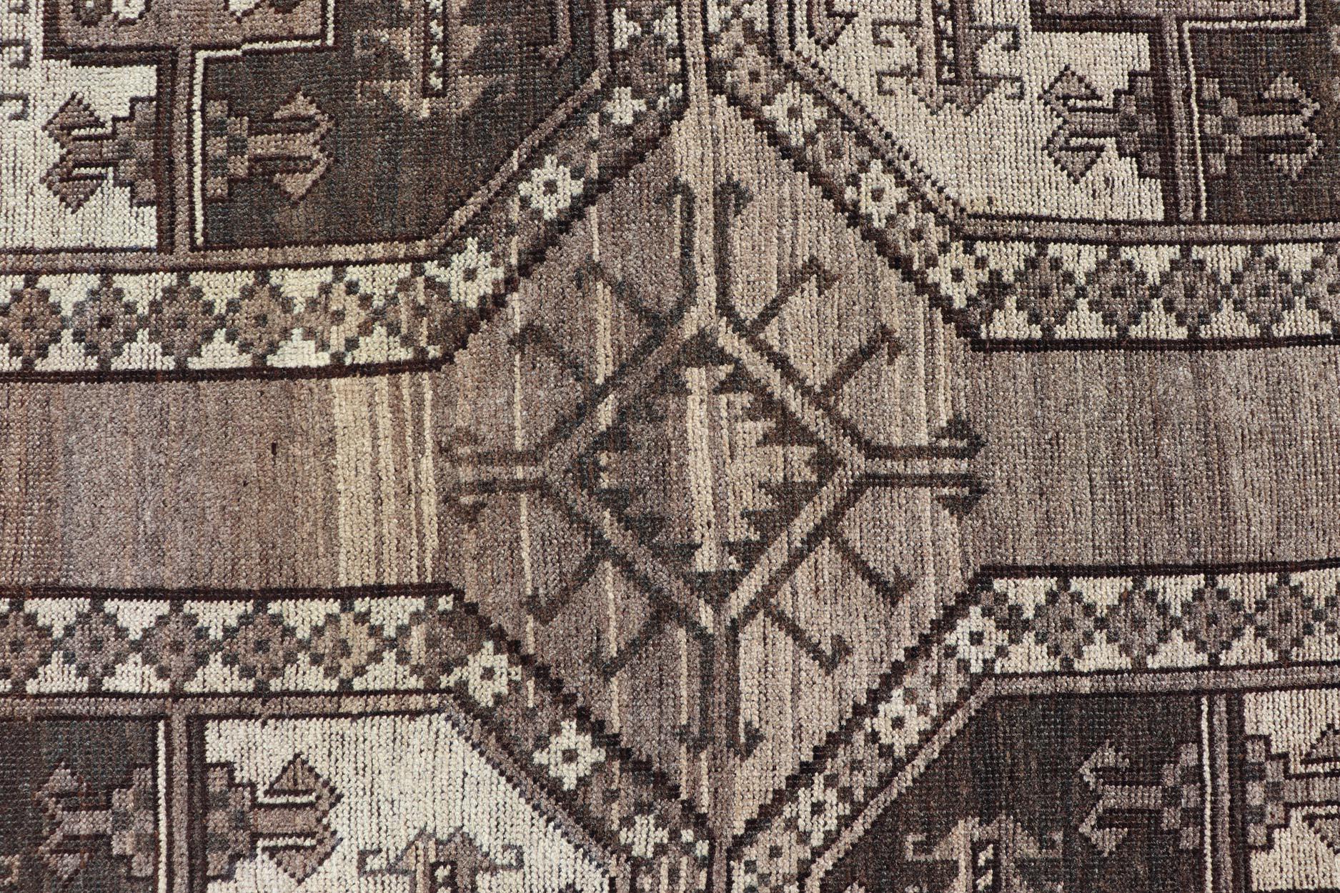 Antiker Ersari-Teppich mit traditionellen Gul-Motiven und subtilen Farben 10'9 x 18'3 (Handgeknüpft) im Angebot