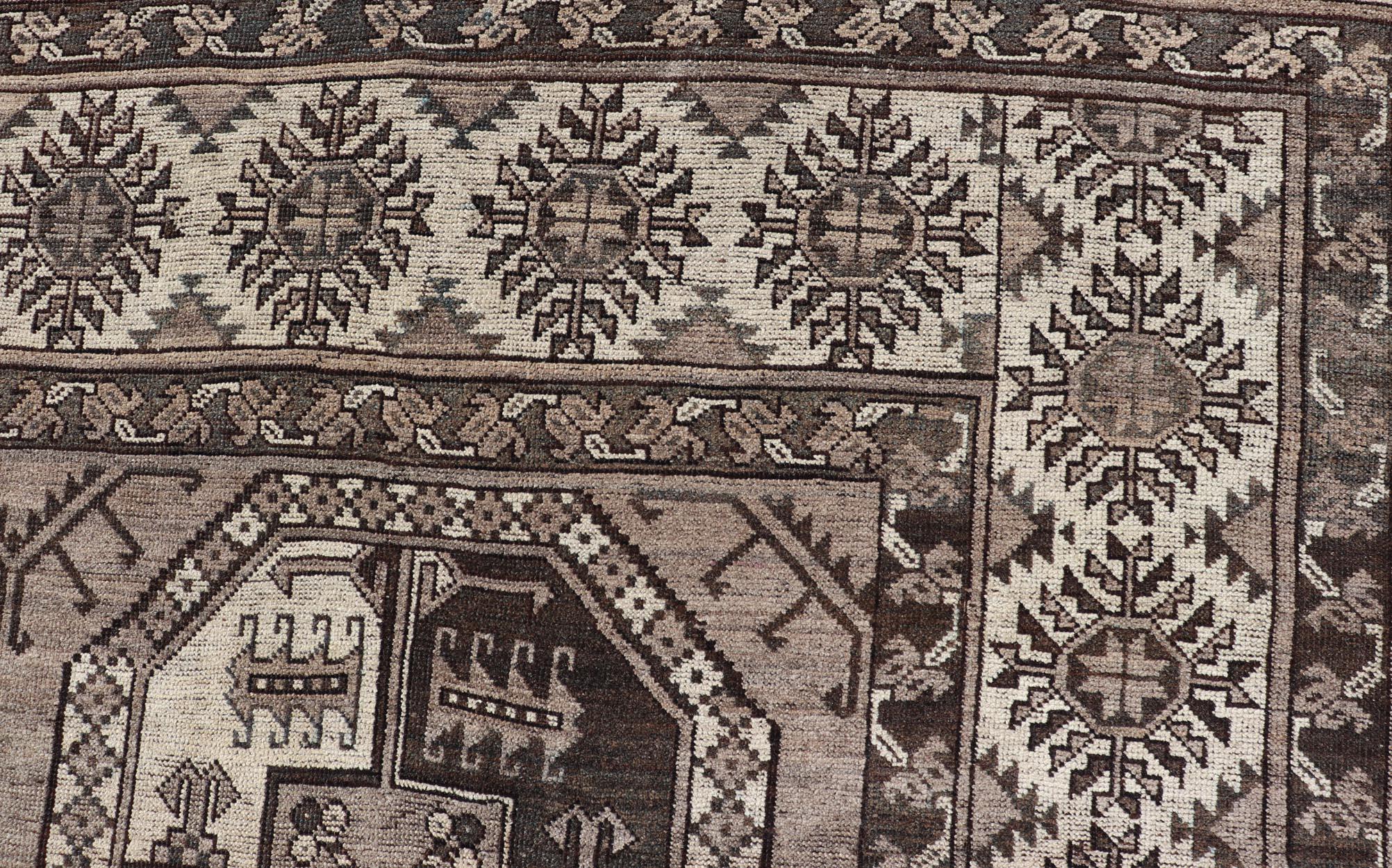 Antiker Ersari-Teppich mit traditionellen Gul-Motiven und subtilen Farben 10'9 x 18'3 im Zustand „Gut“ im Angebot in Atlanta, GA