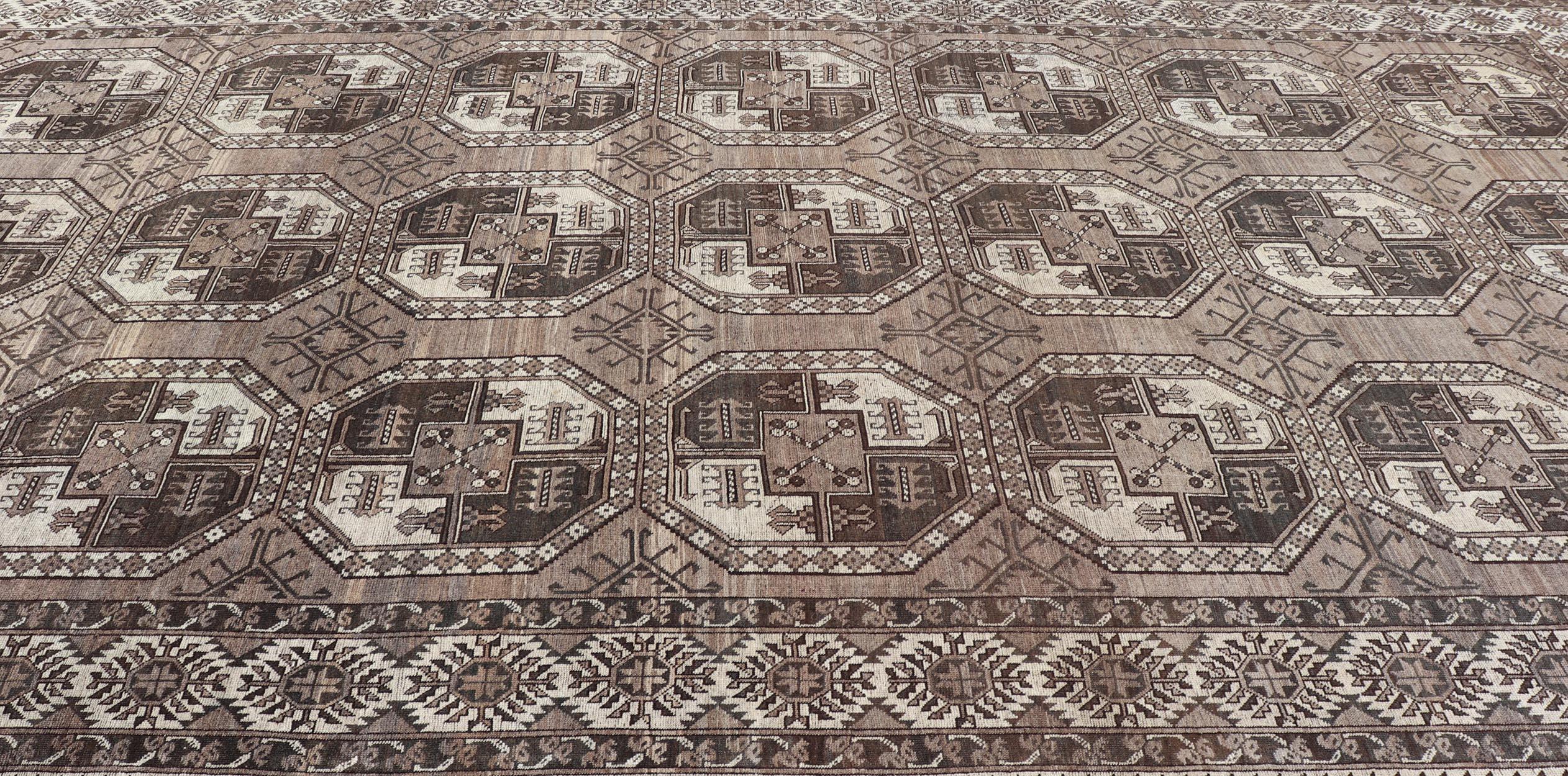 Antiker Ersari-Teppich mit traditionellen Gul-Motiven und subtilen Farben 10'9 x 18'3 (Wolle) im Angebot