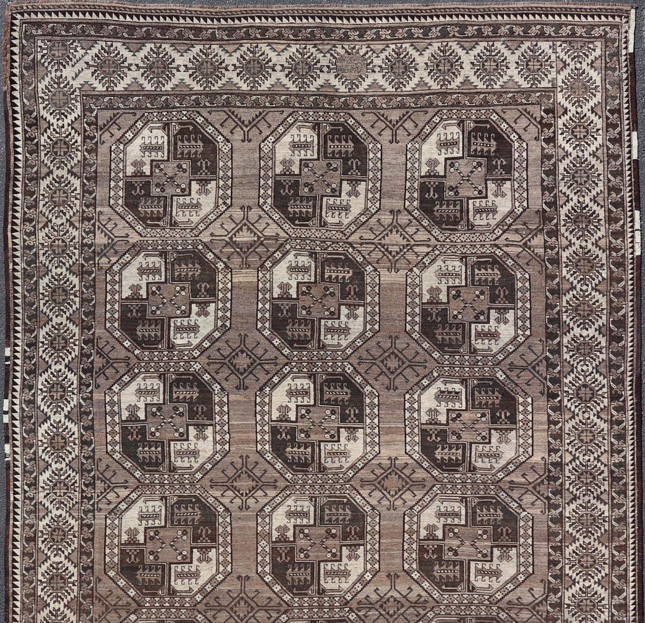 Antiker Ersari-Teppich mit traditionellen Gul-Motiven und subtilen Farben 10'9 x 18'3 im Angebot 1