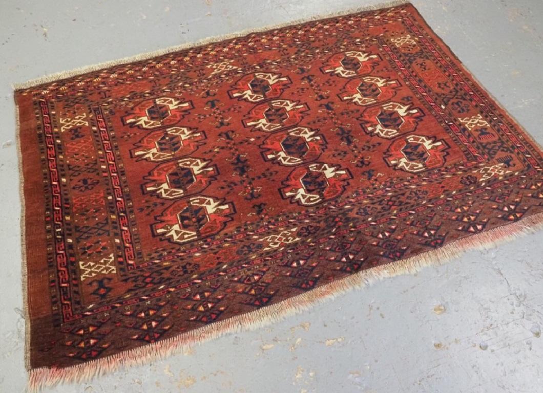 Antique Ersari Turkmen 12 gul chuval face avec une bonne couleur Le design de l'élément est un design d'arbre stylisé
Circa 1900

Les chuval sont des sacs de stockage utilisés par les nomades pour transporter des marchandises. Les faces sont
