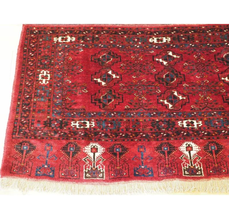 Antique chuval turkmène Ersari, probablement Kizyl Ayak
Circa 1900

Un superbe grand chuval avec un design à 9 goulots, le panneau à la base est décoré de grands arbres en fleurs.

Le chuval est en excellent état avec une légère usure régulière et