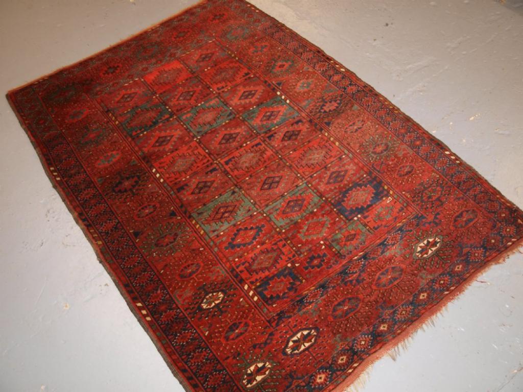 Ancien tapis turkmène Ersari d'un excellent design et couleur, tissage fin et de petite taille ; le tapis est d'une douce couleur rouge avec un superbe vert utilisé à travers ce tapis de petite taille est connu sous le nom de 'dip khali'.
Circa