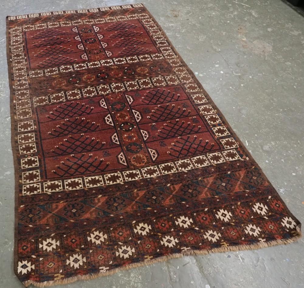 Antikes Ersari-Turkmenen-Ensi in traditionellem Design mit ausgezeichneter Farbe und gutem Alter
CIRCA 1870 oder früher

Ensi waren Türbehänge, die den Eingang einer Jurte verdeckten.

Dieses frühe Exemplar weist die vier Tafeln auf, die die Fenster