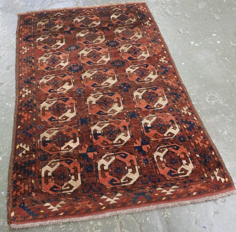 Tapis ancien turkmène de petite taille et de date ancienne
Circa 1800-50

Un petit tapis turkmène intrigant, avec un motif gul archaïque Les trois rangées verticales de sept guls turkmènes sont sur un fond rouge garance / brun abrasé Le dessin des