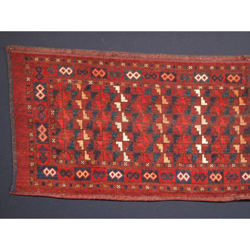Torba turkmène Ersari antique de conception inhabituelle, probablement par les Turkmènes de Beshir.

Une bonne torba Ersari turkmène avec un design inhabituel sur un riche fond rouge, notez le jaune clair et l'ivoire utilisés partout. Ces tissages