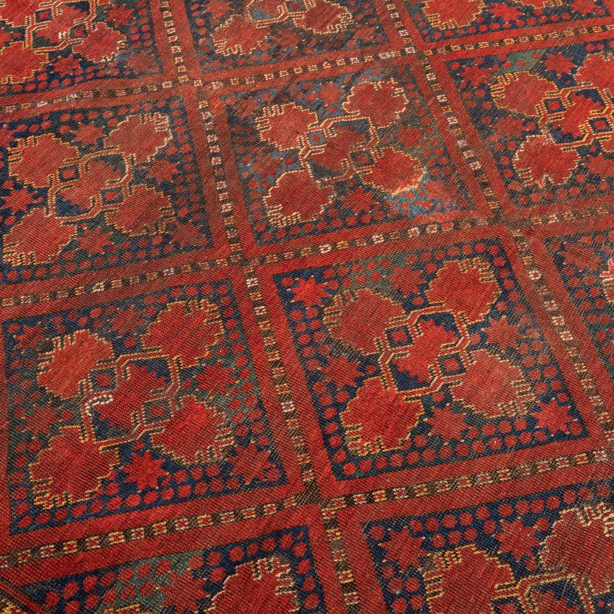 Antique Turkestan Ersari rug. Around 1900.
- This piece is characterized by the decoration of geometric elements , blue, red and green throughout the field.
- Base tones of its field in reddish.
- Very elegant and decorative piece.
- It is an ideal