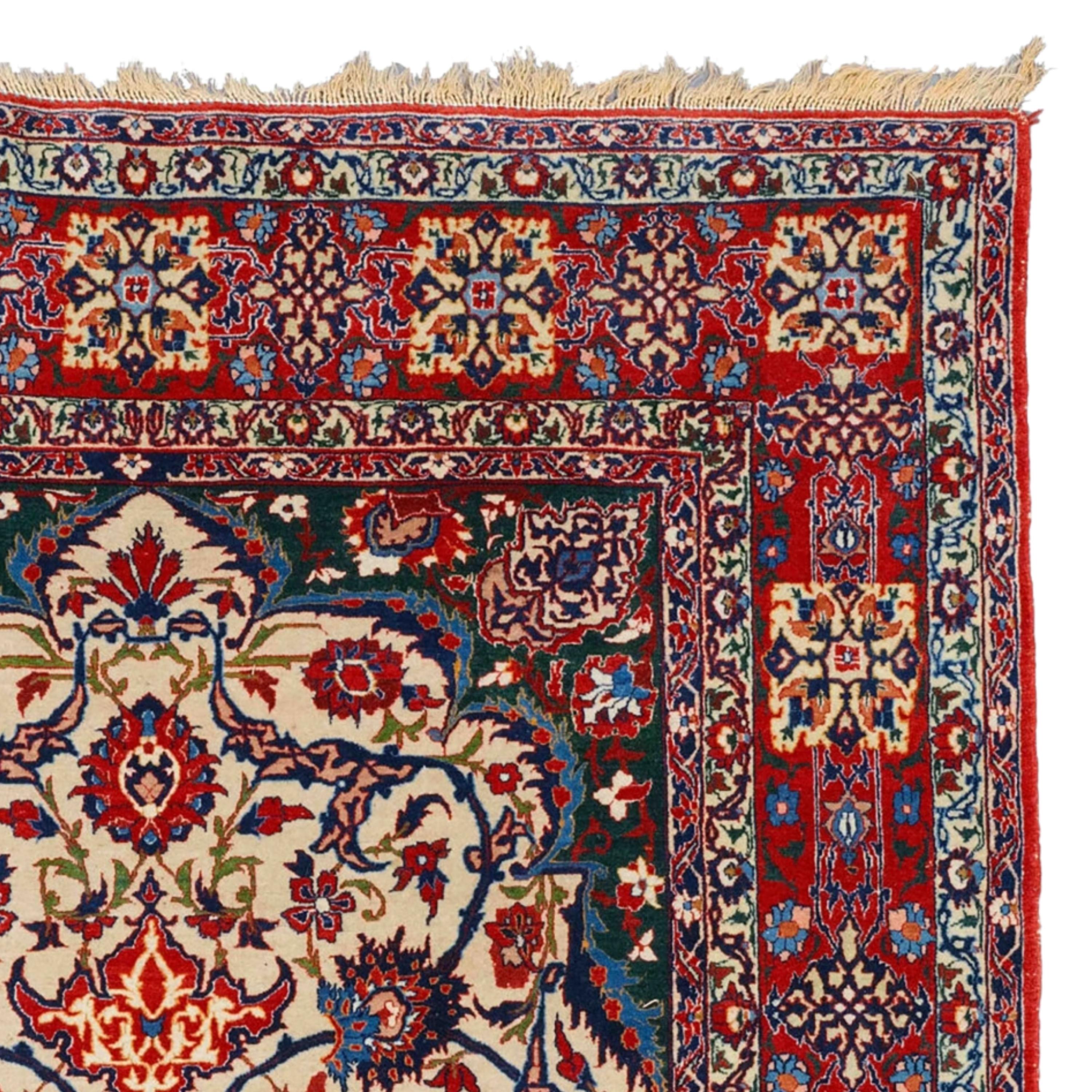 Antique Esfahan Rug - Late of 19th Century Prayer Esfahan Rug, Antique Rug In Good Condition For Sale In Sultanahmet, 34