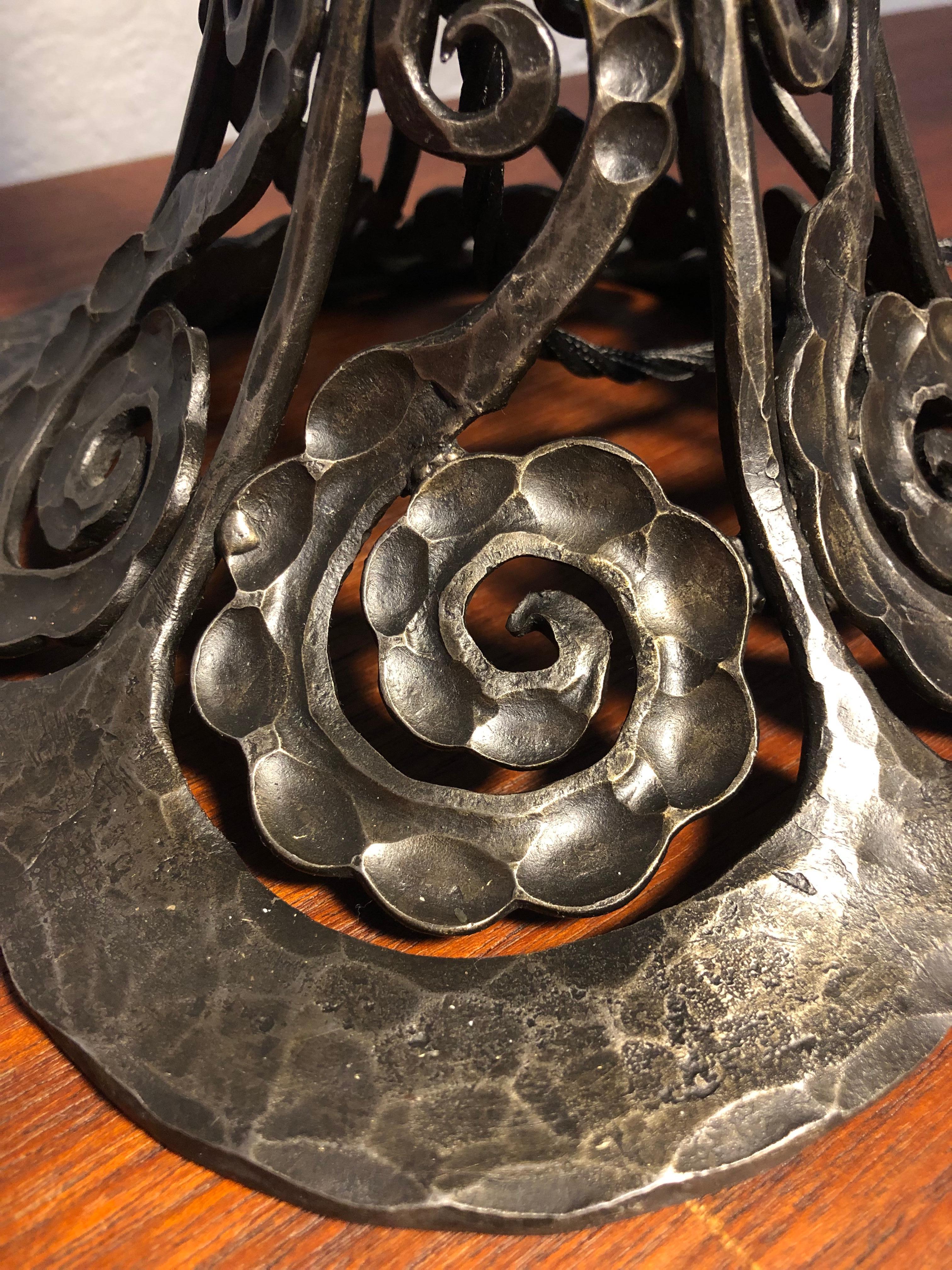Antique lampe de table en fer forgé de fabrication artisanale en vente 3