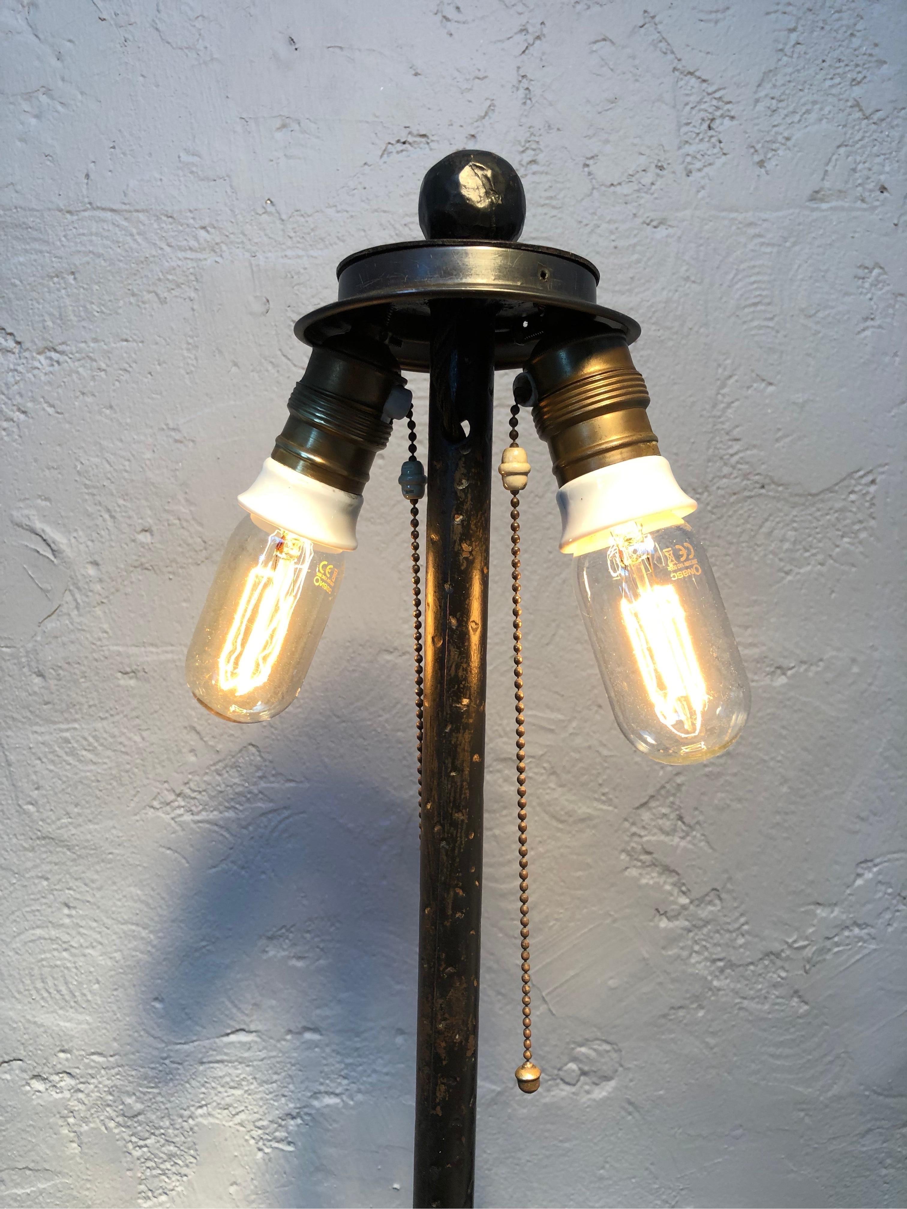 Lampe de table ancienne en fer forgé fabriquée à la main en vente 5