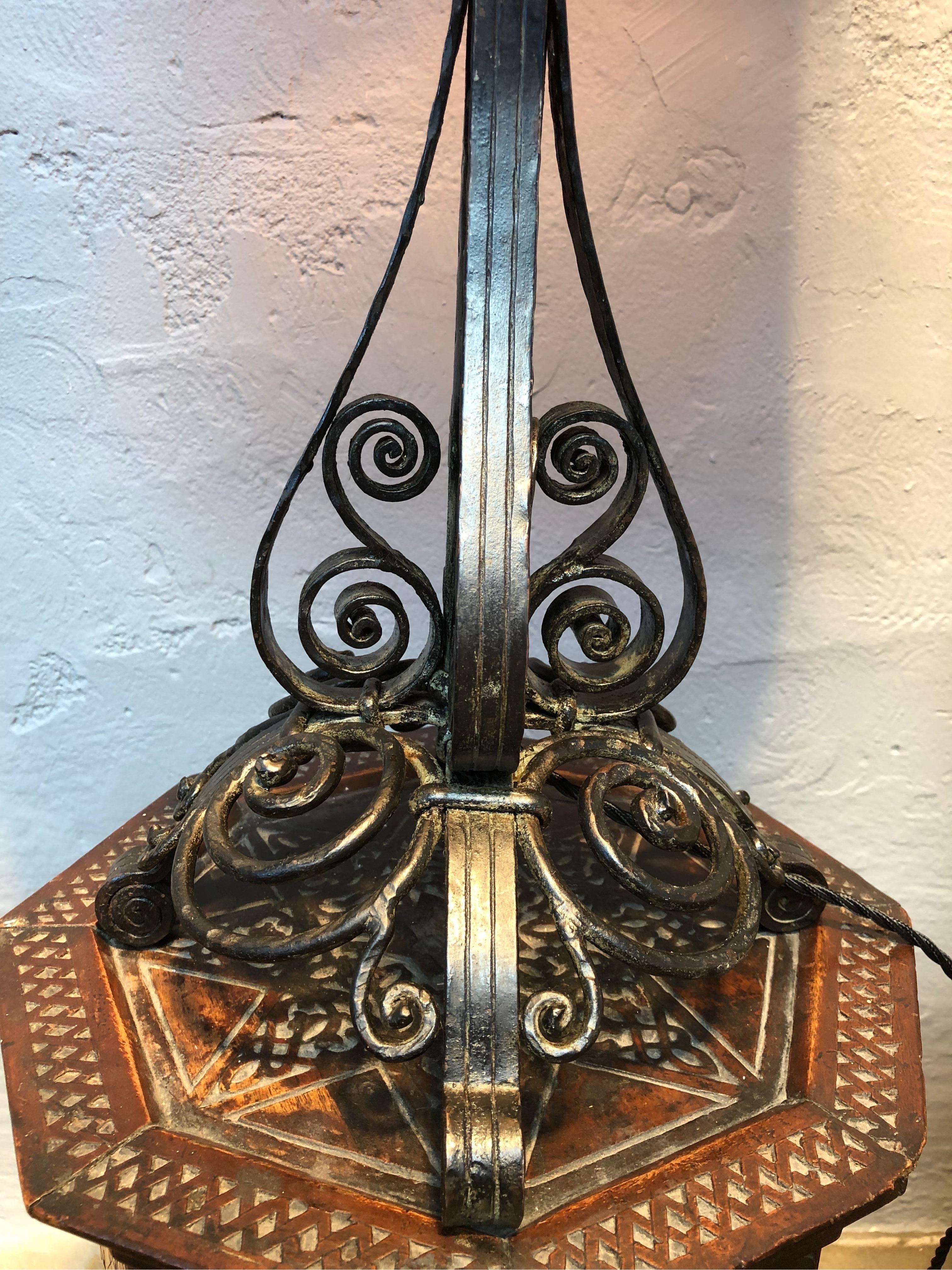 Lampe de table ancienne en fer forgé fabriquée à la main en vente 6