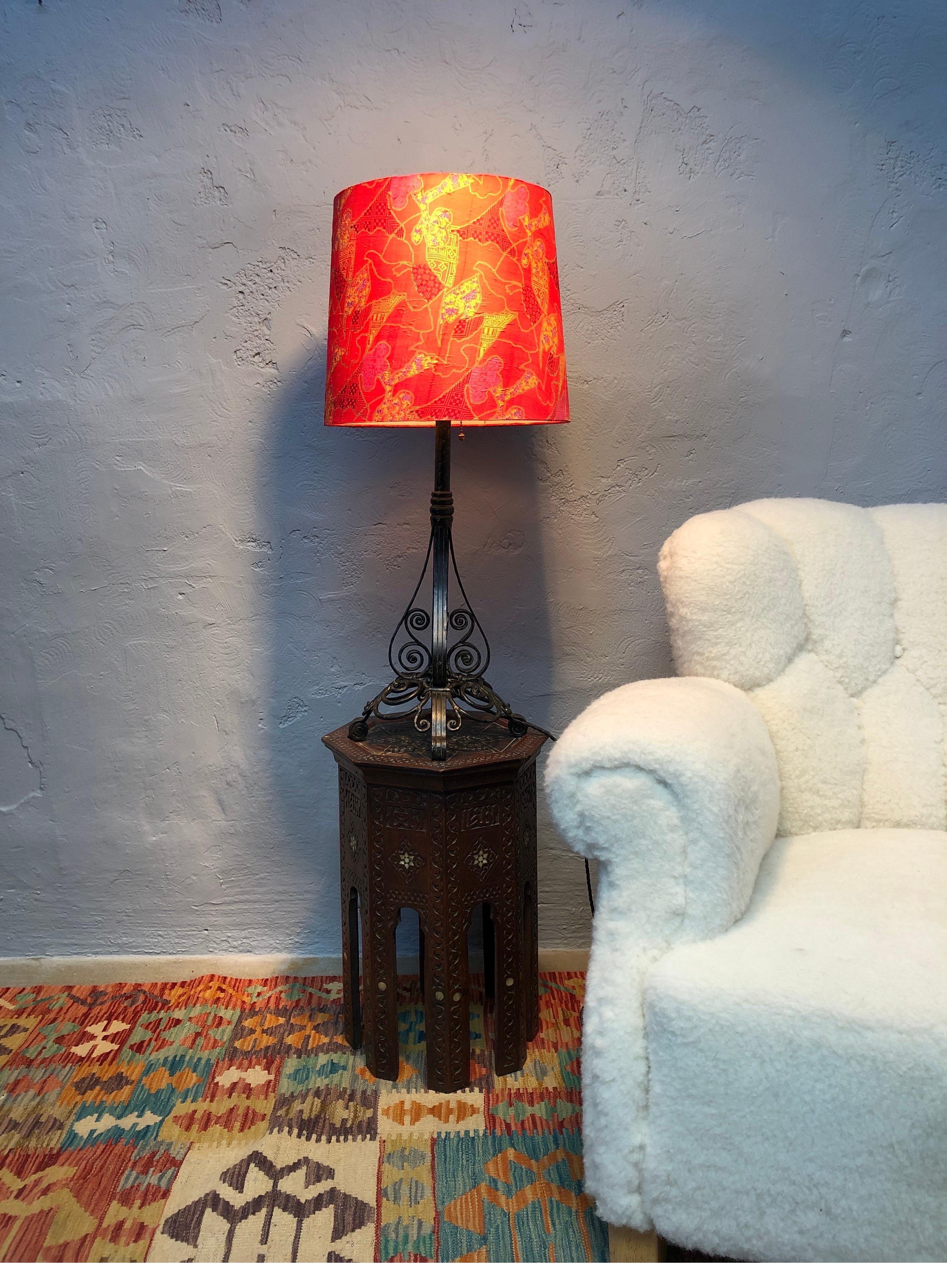 Lampe de table ancienne en fer forgé fabriquée à la main en vente 8