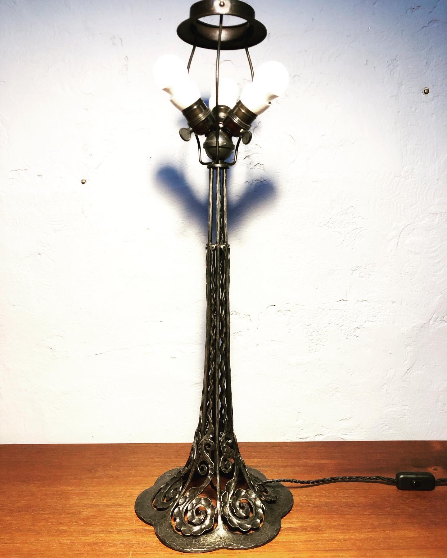 Antique lampe de table en fer forgé de fabrication artisanale en vente 9