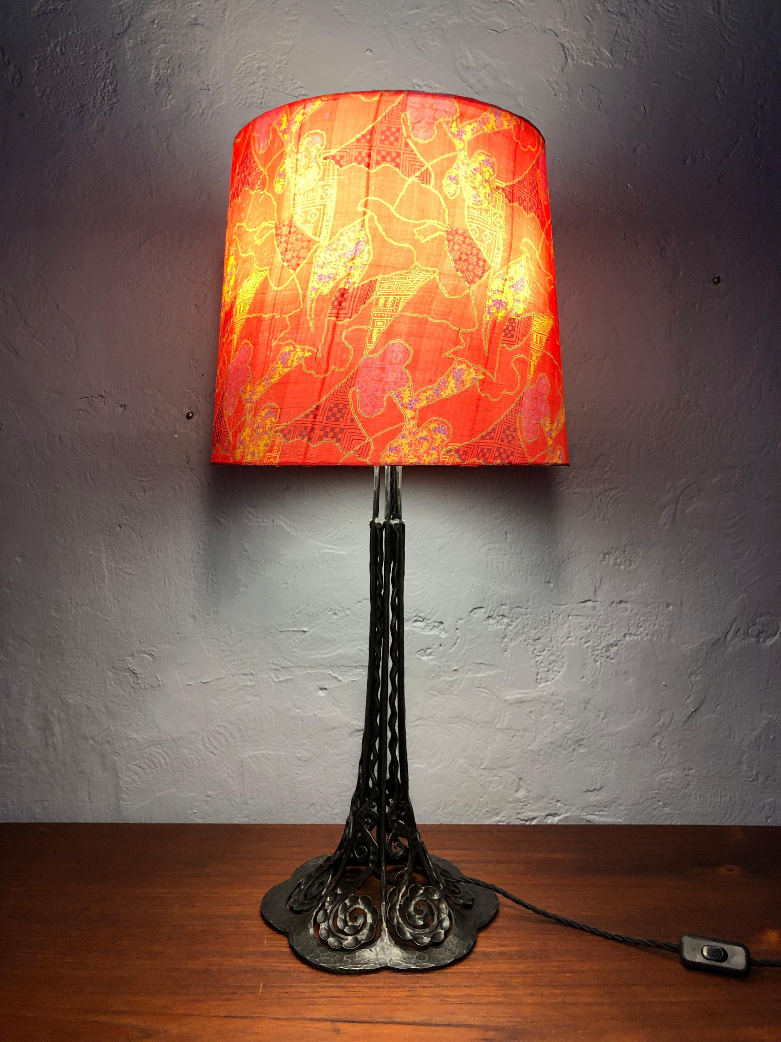 Lampe de table ancienne en fer forgé datant du début des années 1900, fabriquée par des artisans. 
De grande taille.
Magnifique travail du métal.
Toujours avec les 3 supports de lampe d'origine en laiton et céramique et avec les interrupteurs