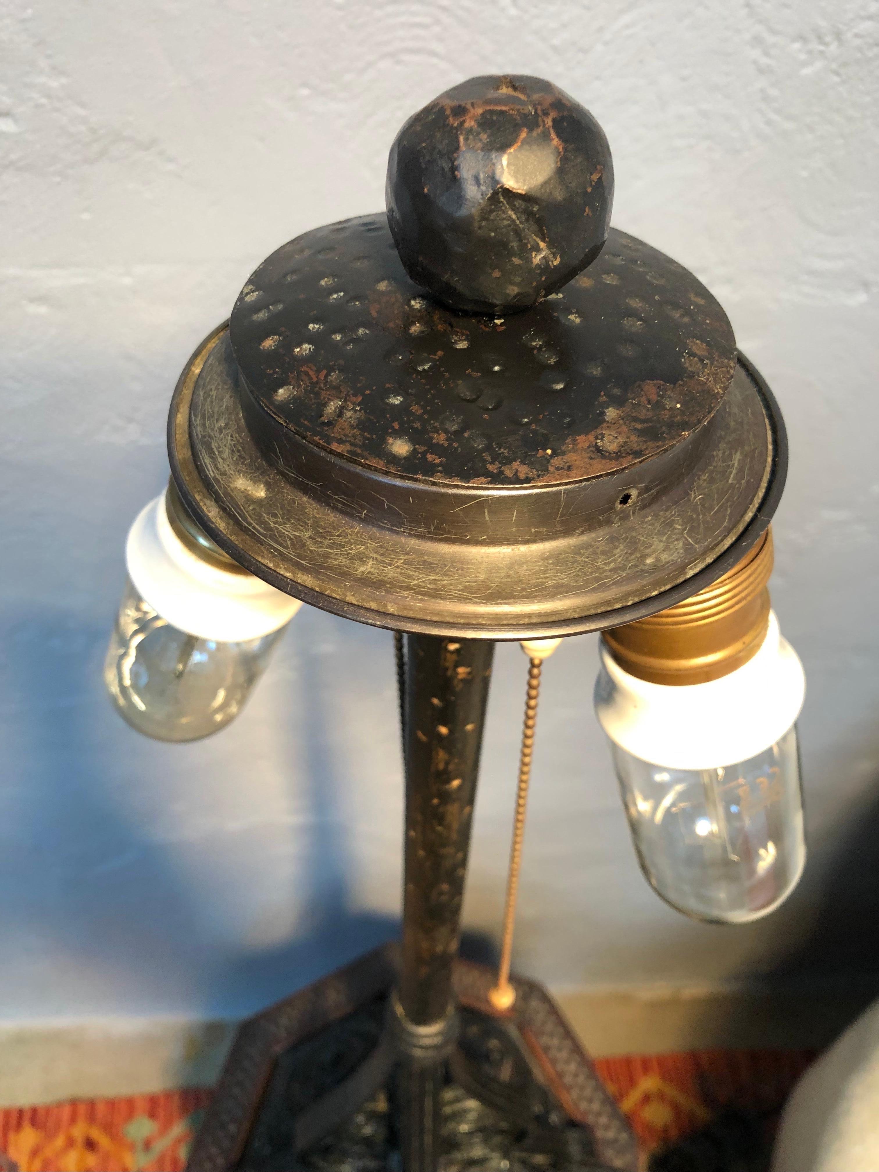 Victorien Lampe de table ancienne en fer forgé fabriquée à la main en vente