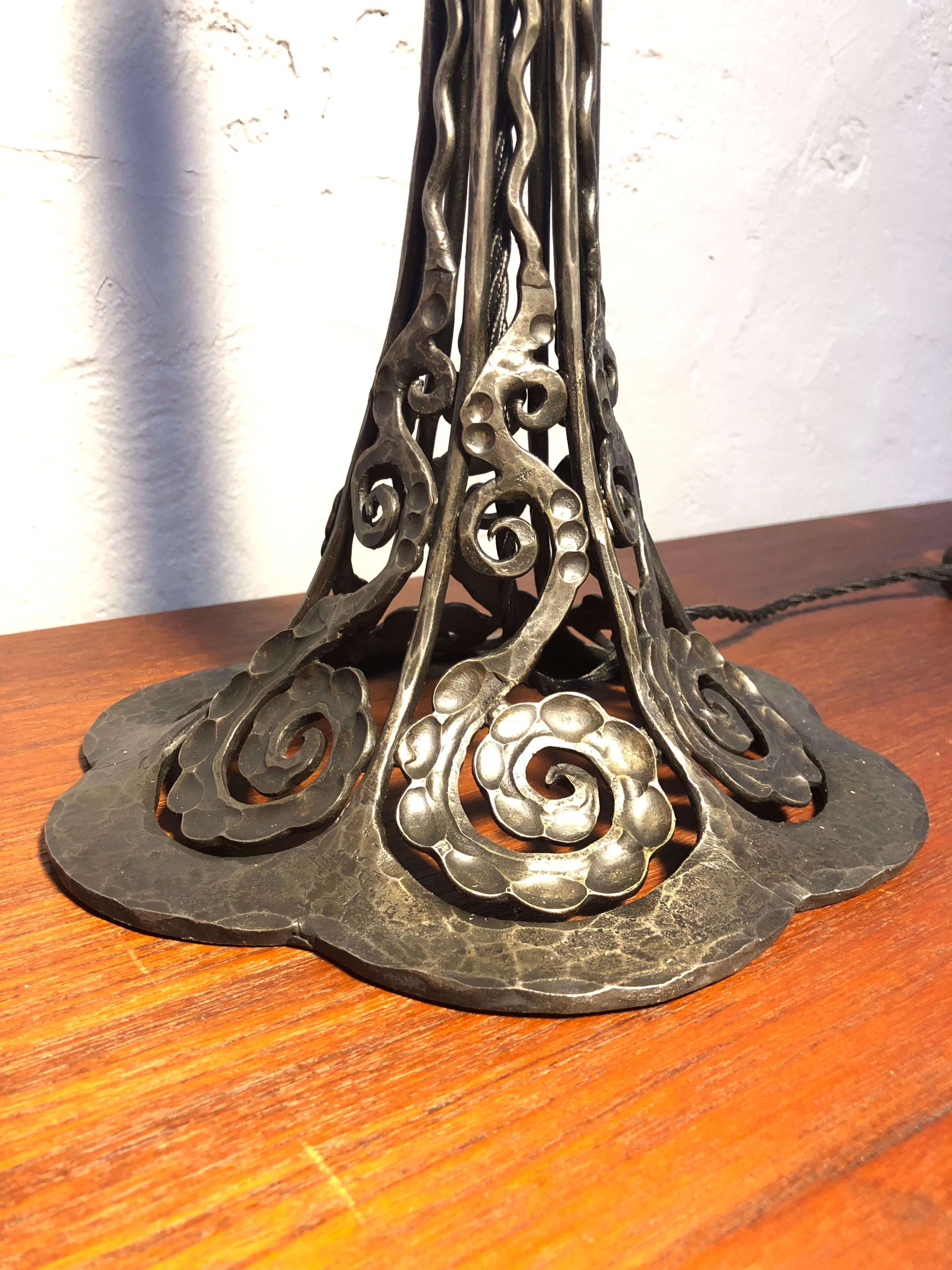 Danois Antique lampe de table en fer forgé de fabrication artisanale en vente