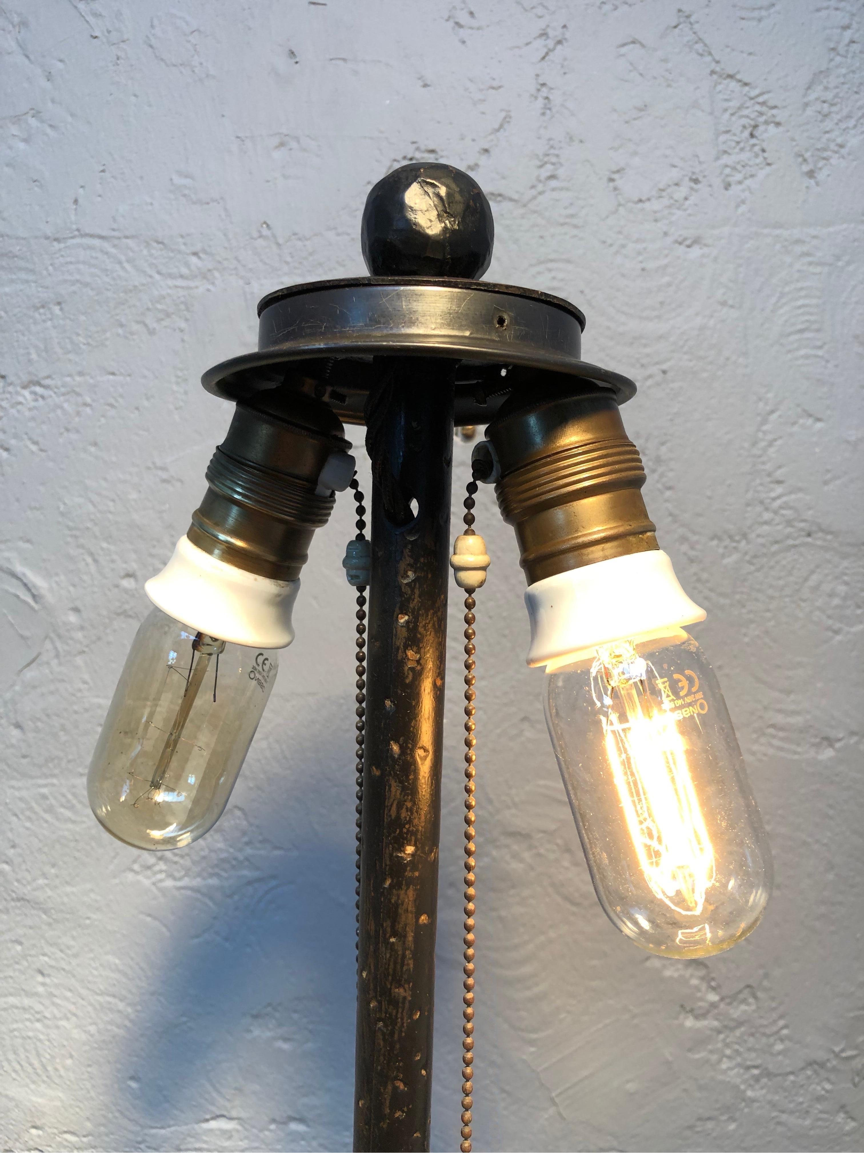 Lampe de table ancienne en fer forgé fabriquée à la main en vente 1