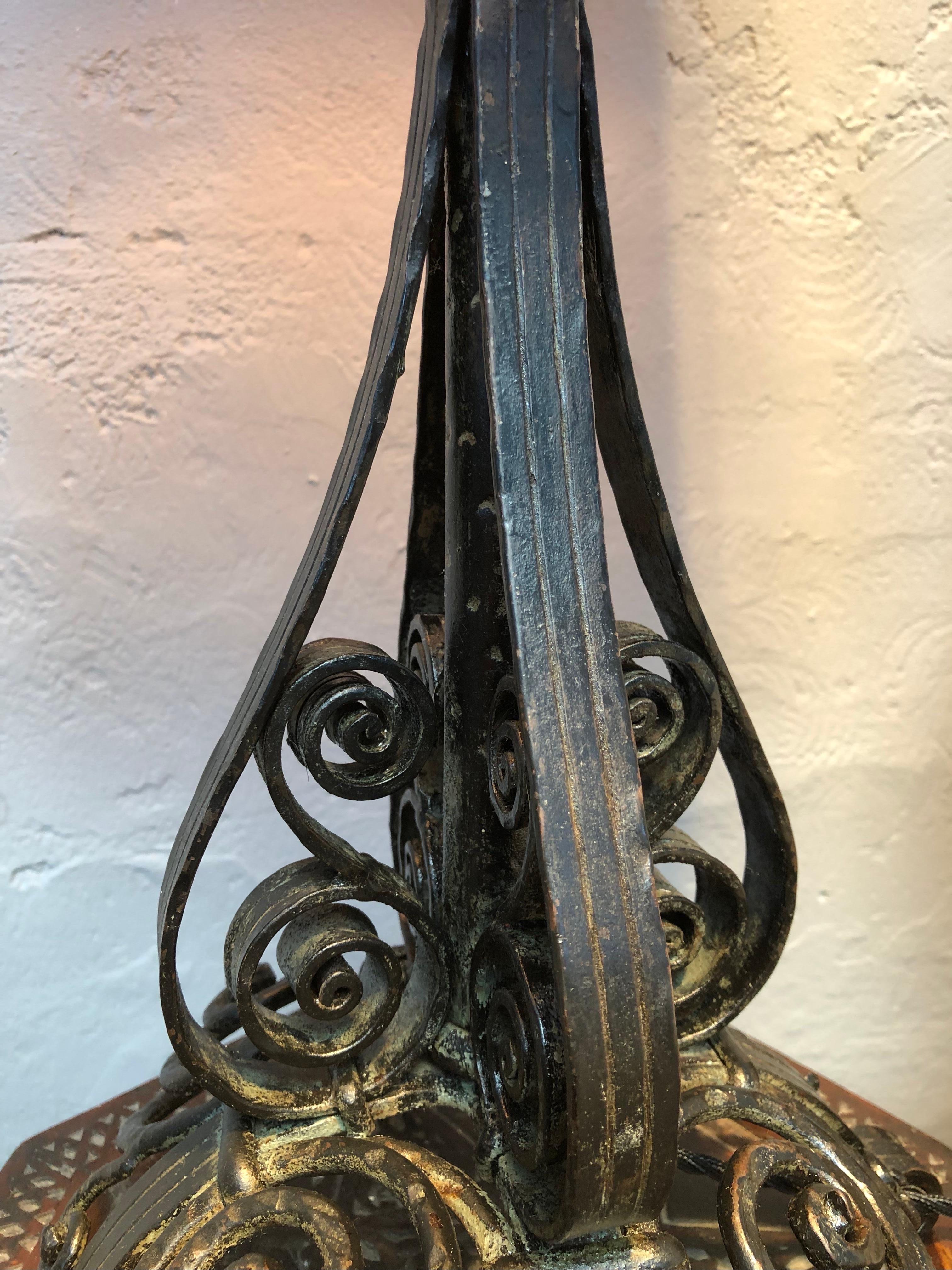 Lampe de table ancienne en fer forgé fabriquée à la main en vente 2