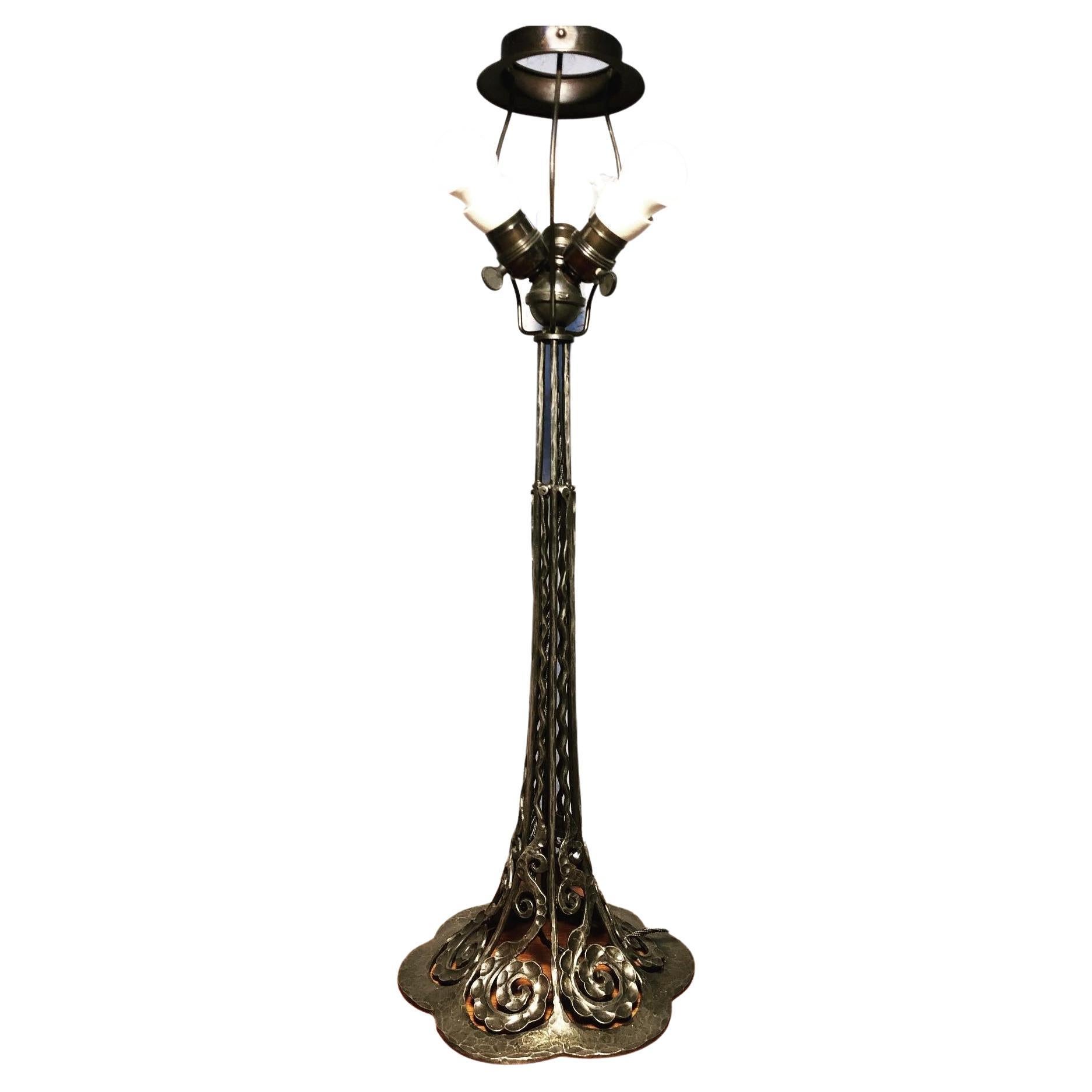 Antike Estate Made Schmiedeeisen Tischlampe