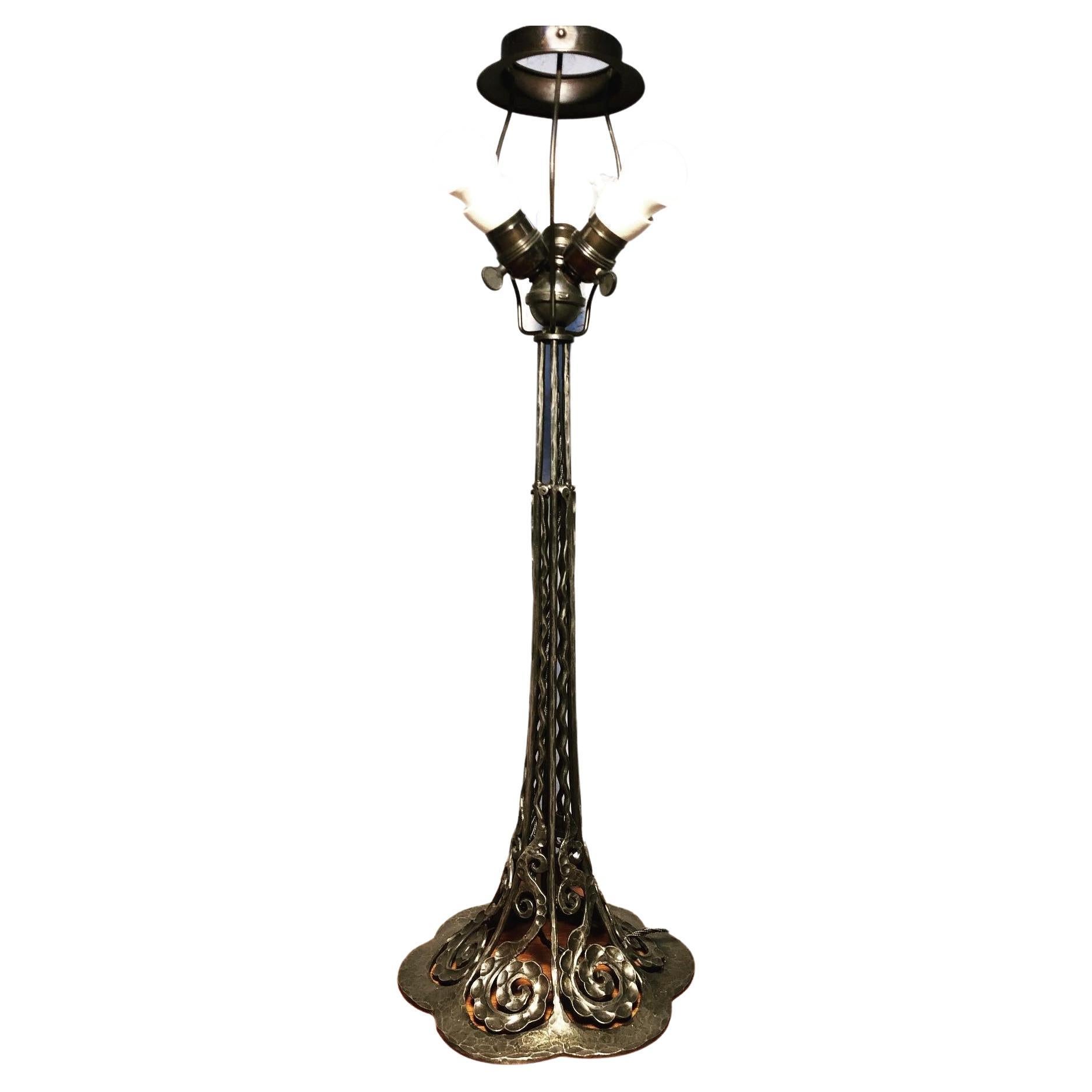 Antique lampe de table en fer forgé de fabrication artisanale en vente