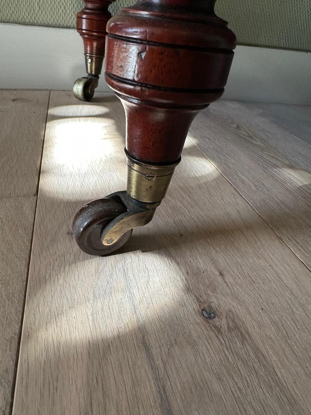 Antike  etagaire mit 2 Schubladen 2