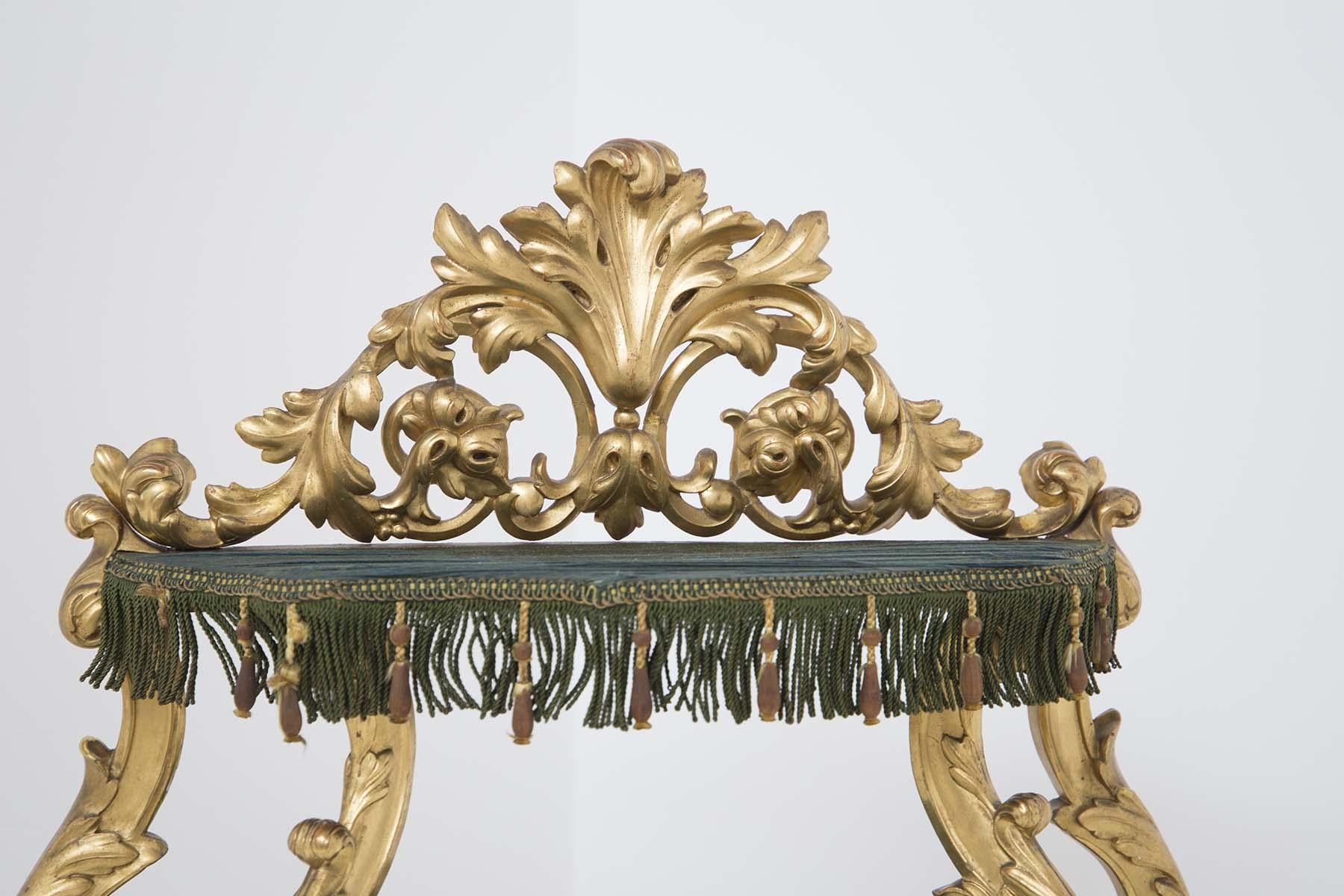 Fabulous and magnificent Venetian Baroque style etagere from the early 1800s.
The antique etagere is made of wood painted gold and, as you can see from the photos, has an overwhelming charm, has four shelves and each shelf is covered with fabric,
