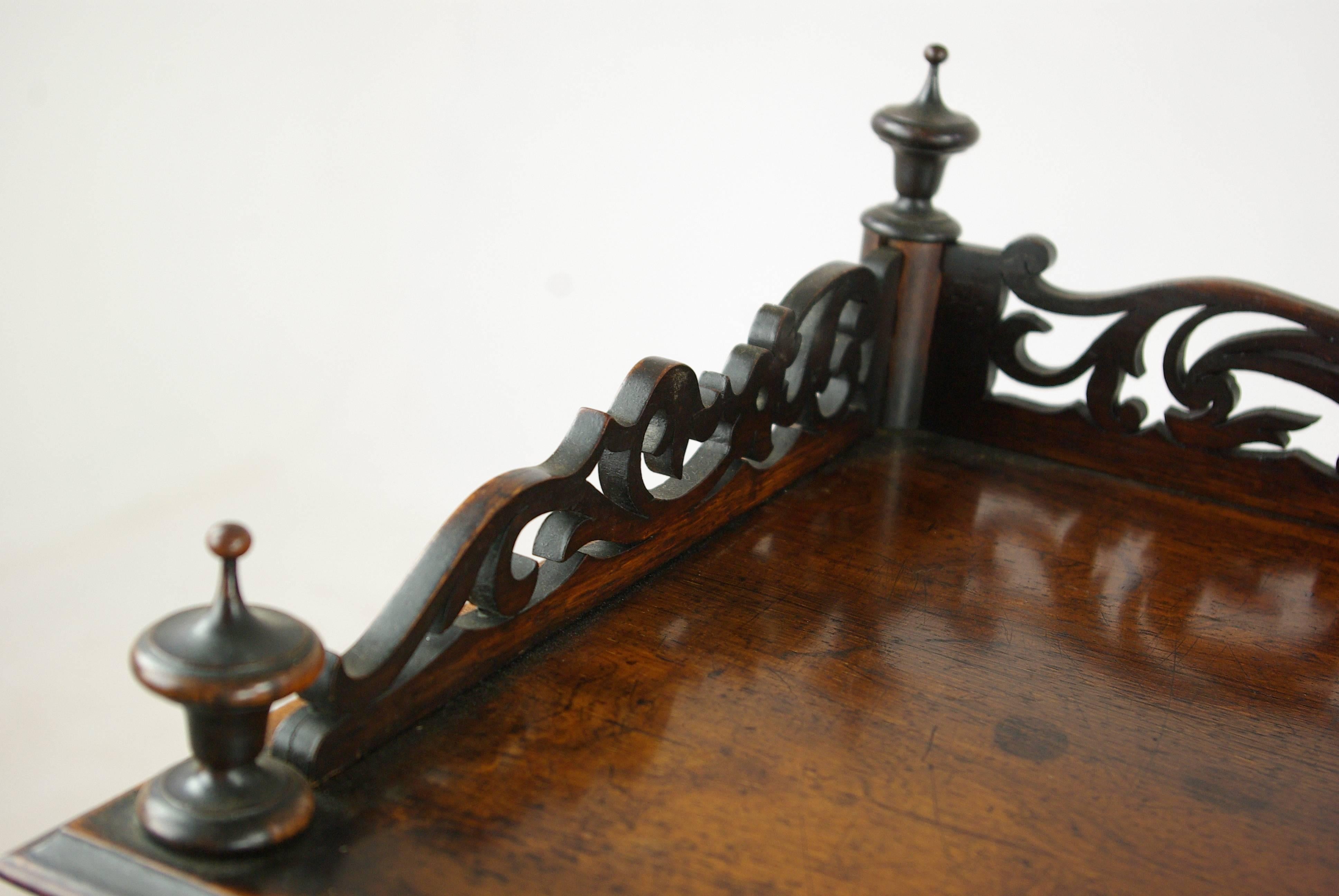 Nussbaum Canterbury:: étagère:: antike Was nicht:: antike Nussbaum Magazin Rack:: Schottland:: 1870:: antike Möbel:: B1128

Schottland:: 1870
Massivem Nussbaum
Original-Finish
Drei Viertel durchbohrt Laubsägearbeiten Galerie mit Regal
Gedreht