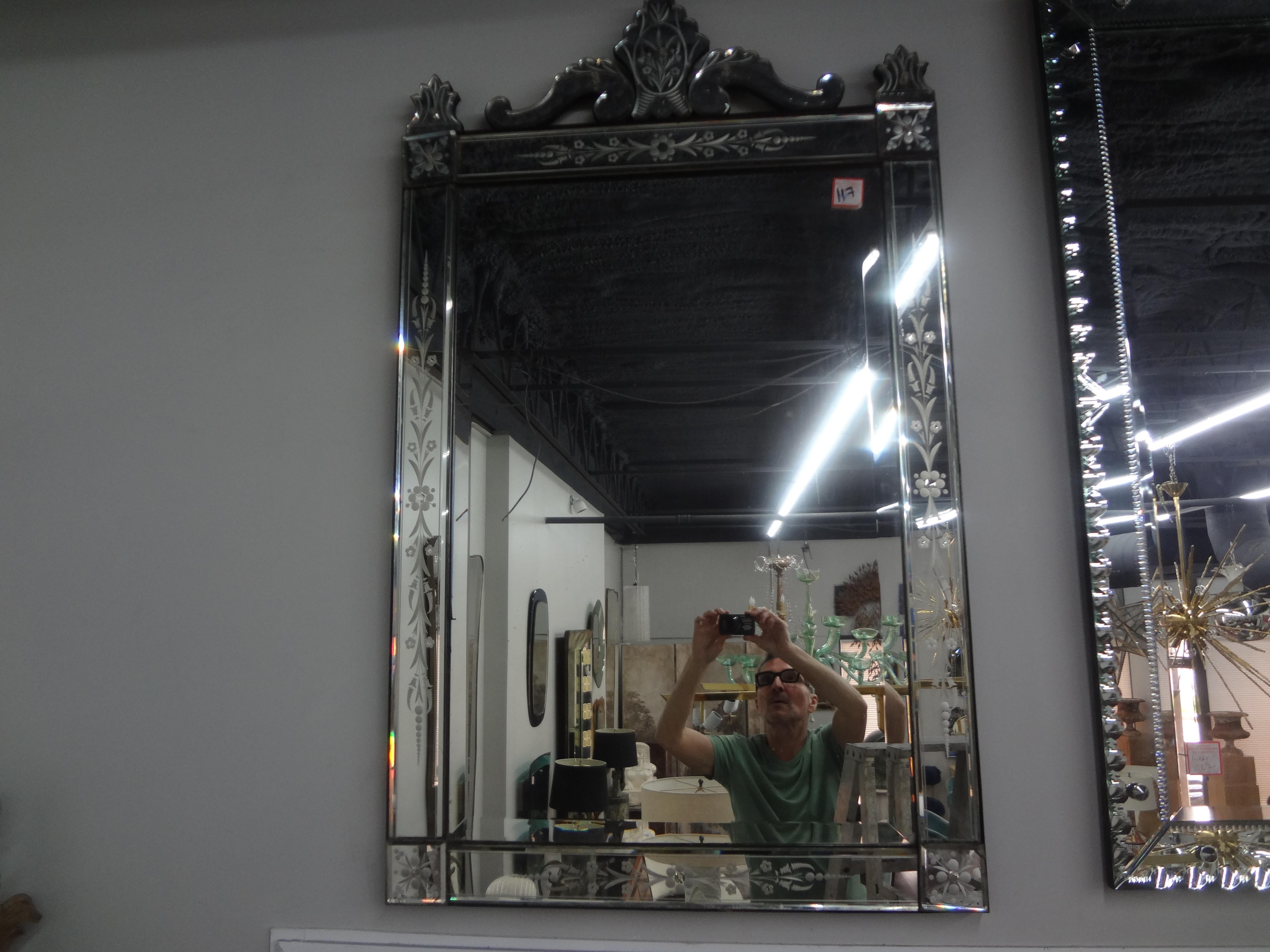Miroir vénitien antique gravé et biseauté.
Joli miroir vénitien gravé et biseauté des années 1940. 
Ce grand miroir vénitien ancien est en très bon état avec quelques rousseurs naturelles liées à l'âge. Ce miroir italien polyvalent conviendrait