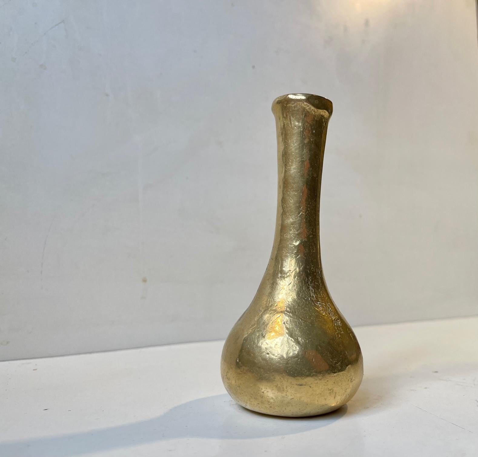 20ième siècle Vase à bourgeons ancien gravé en bronze doré en vente
