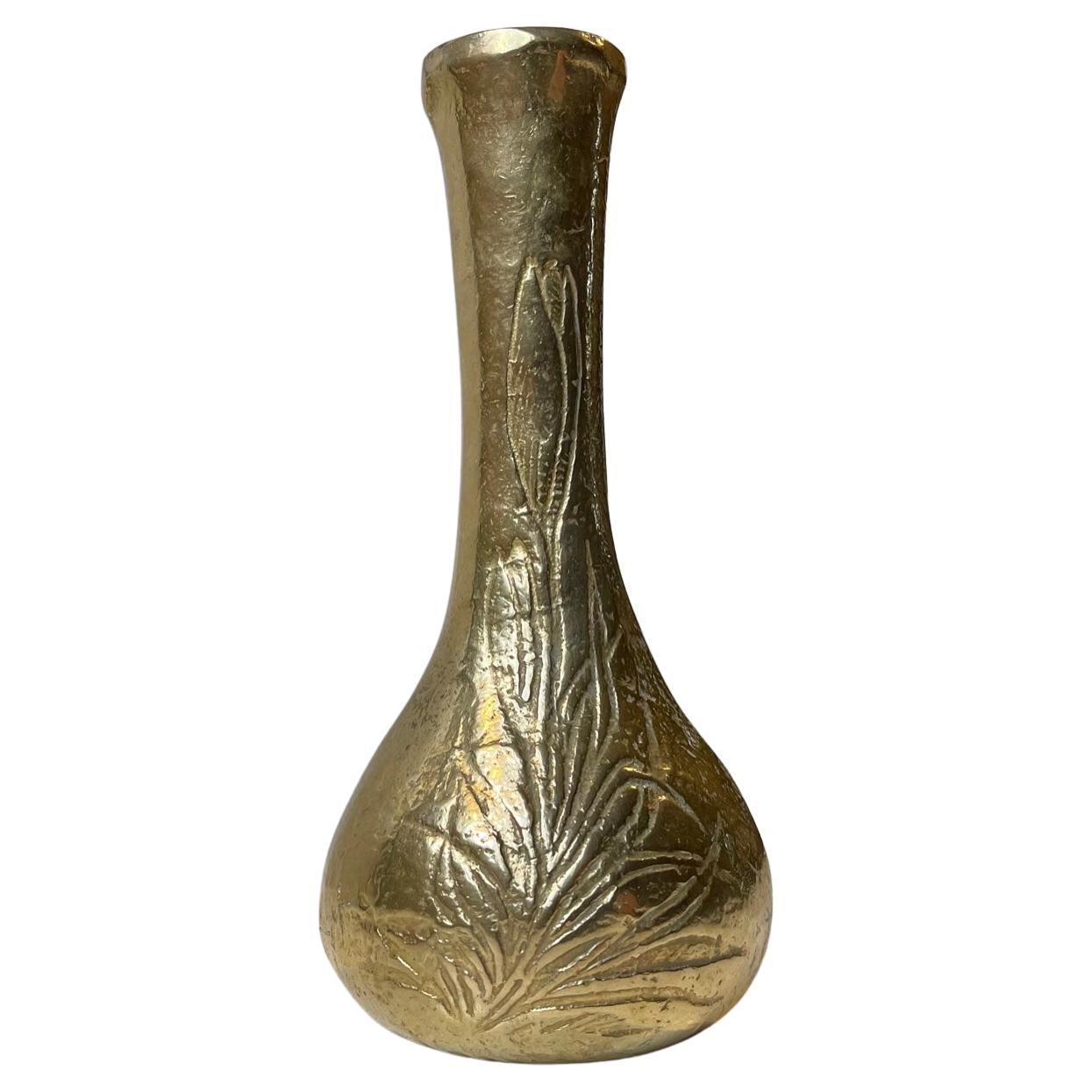 Antike geätzte Knospenvase aus vergoldeter Bronze