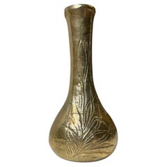 Vase à bourgeons ancien gravé en bronze doré