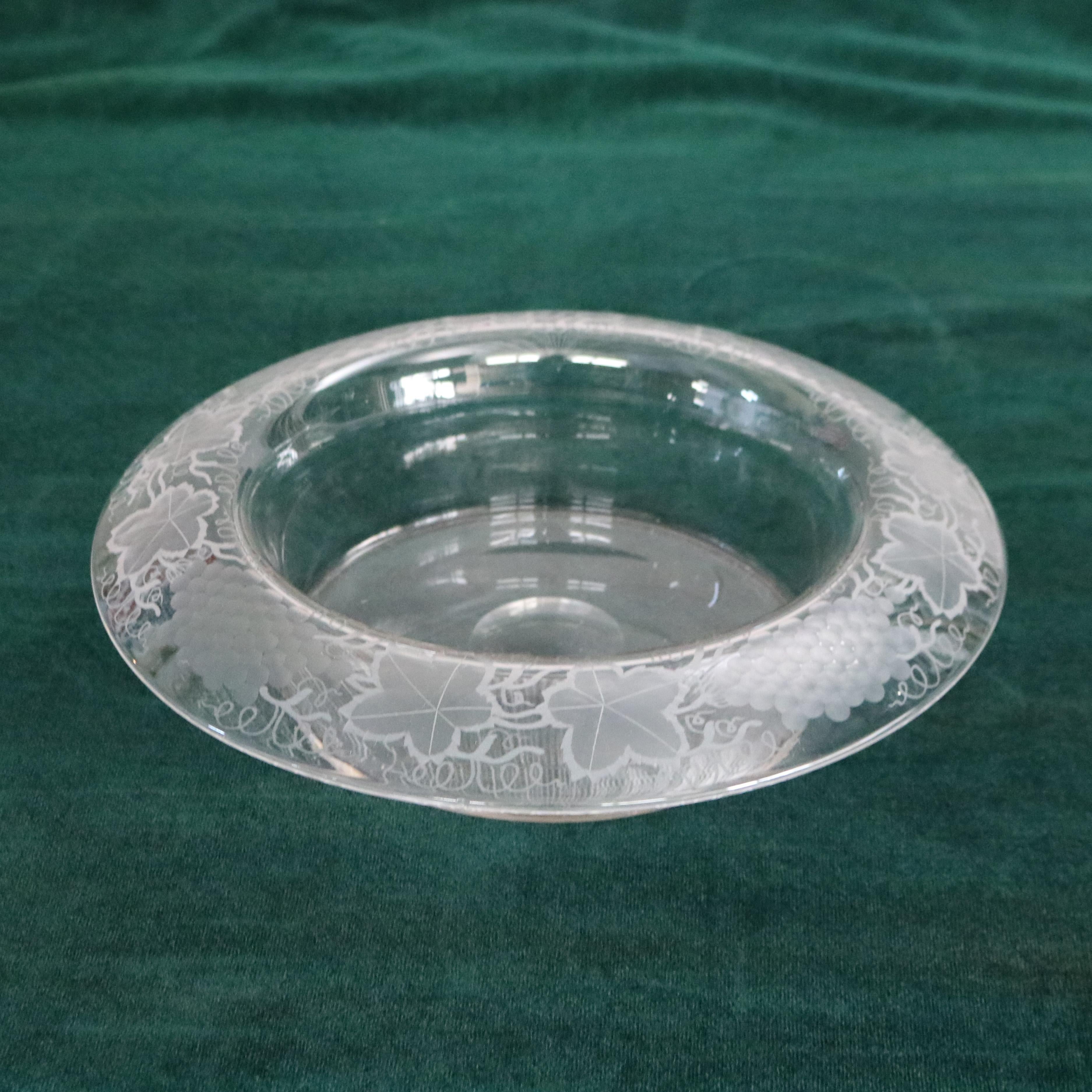 Bol central ancien en verre gravé avec bordure de feuilles de raisin et de vignes, vers 1930 Bon état - En vente à Big Flats, NY