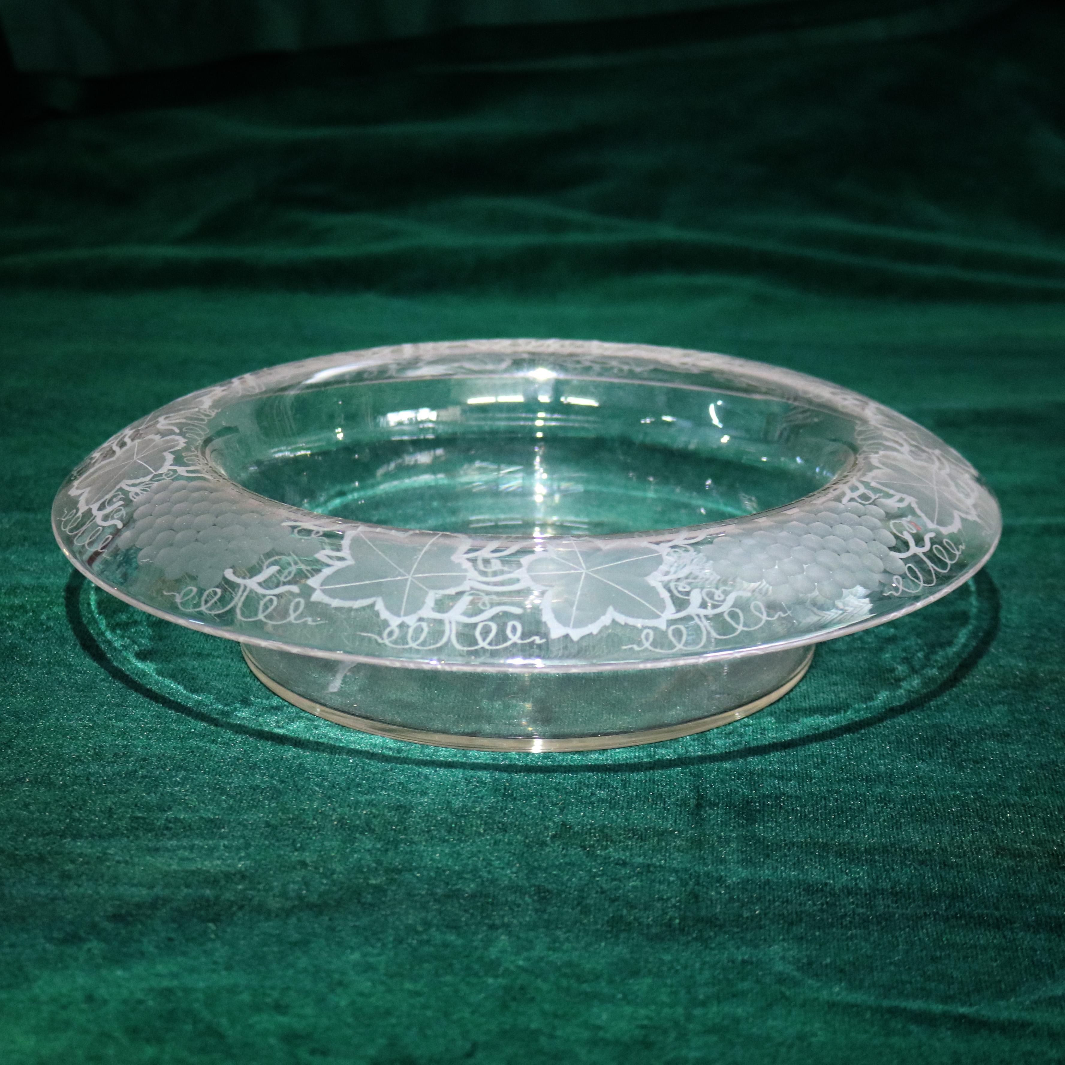 20ième siècle Bol central ancien en verre gravé avec bordure de feuilles de raisin et de vignes, vers 1930 en vente