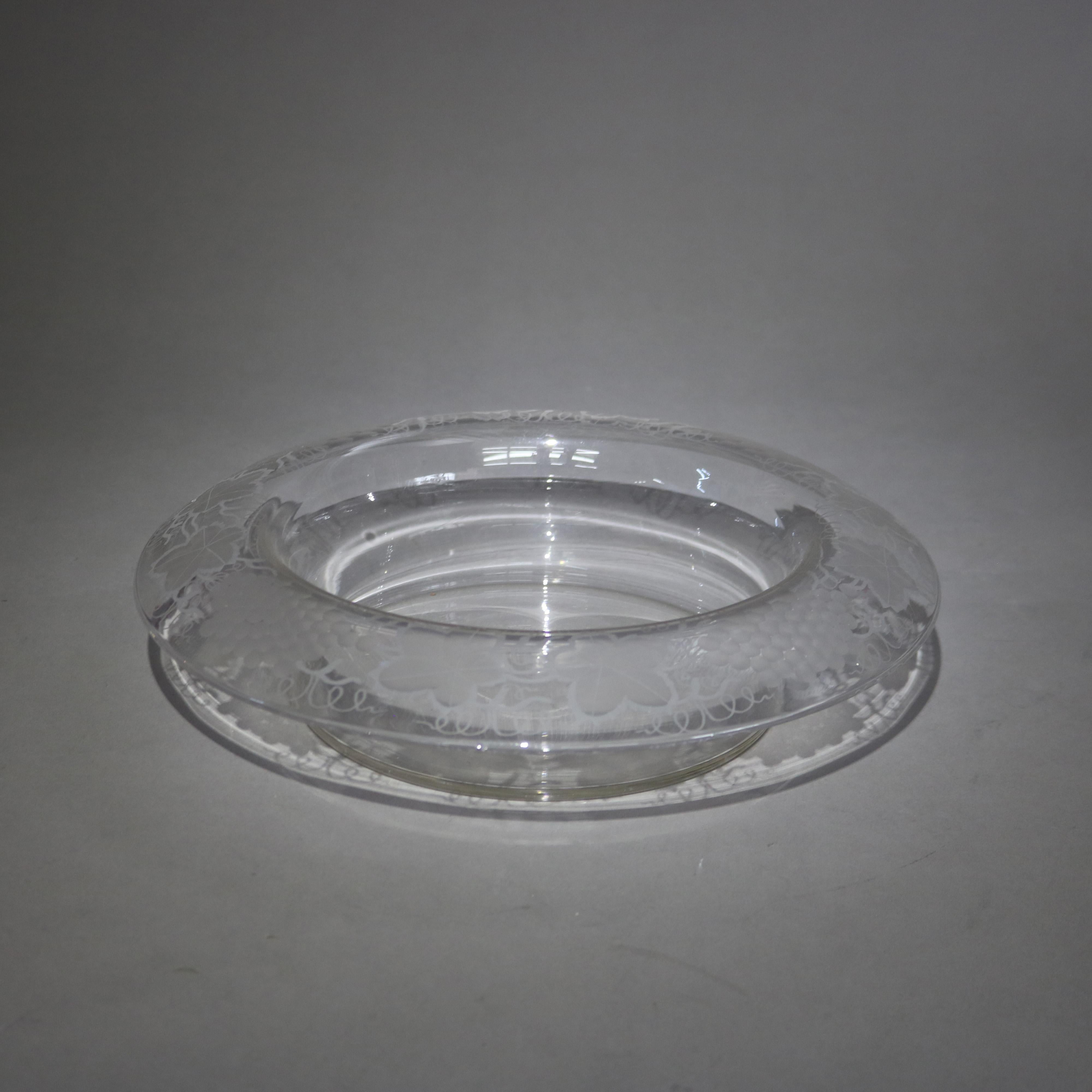 Verre Bol central ancien en verre gravé avec bordure de feuilles de raisin et de vignes, vers 1930 en vente