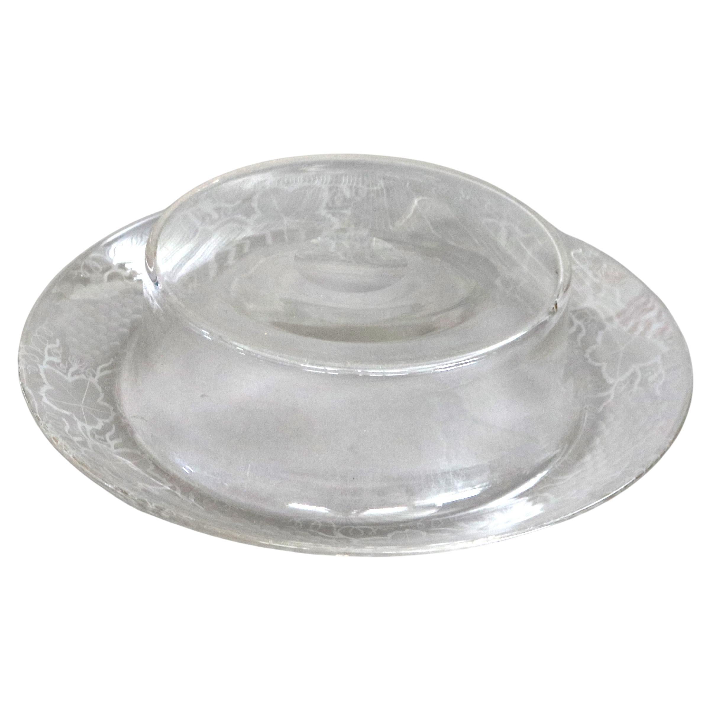 Cuenco central antiguo de cristal grabado con borde de hojas de parra y vid C1930