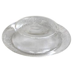 Cuenco central antiguo de cristal grabado con borde de hojas de parra y vid C1930