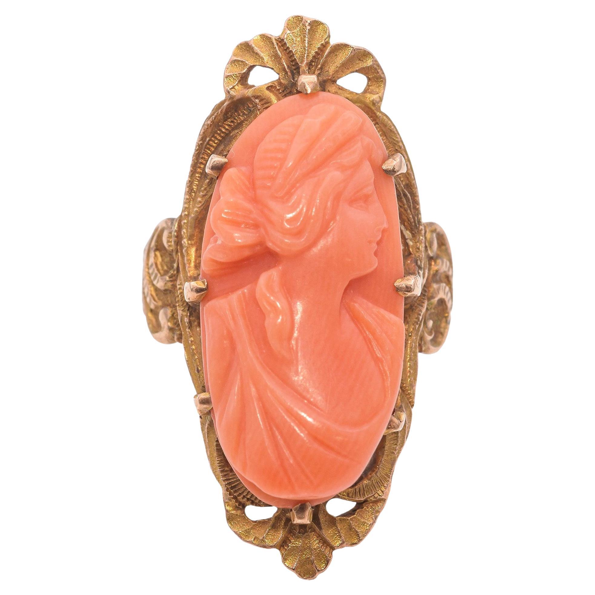 Anello antico in oro giallo con incastonatura di corallo e cammeo intagliato