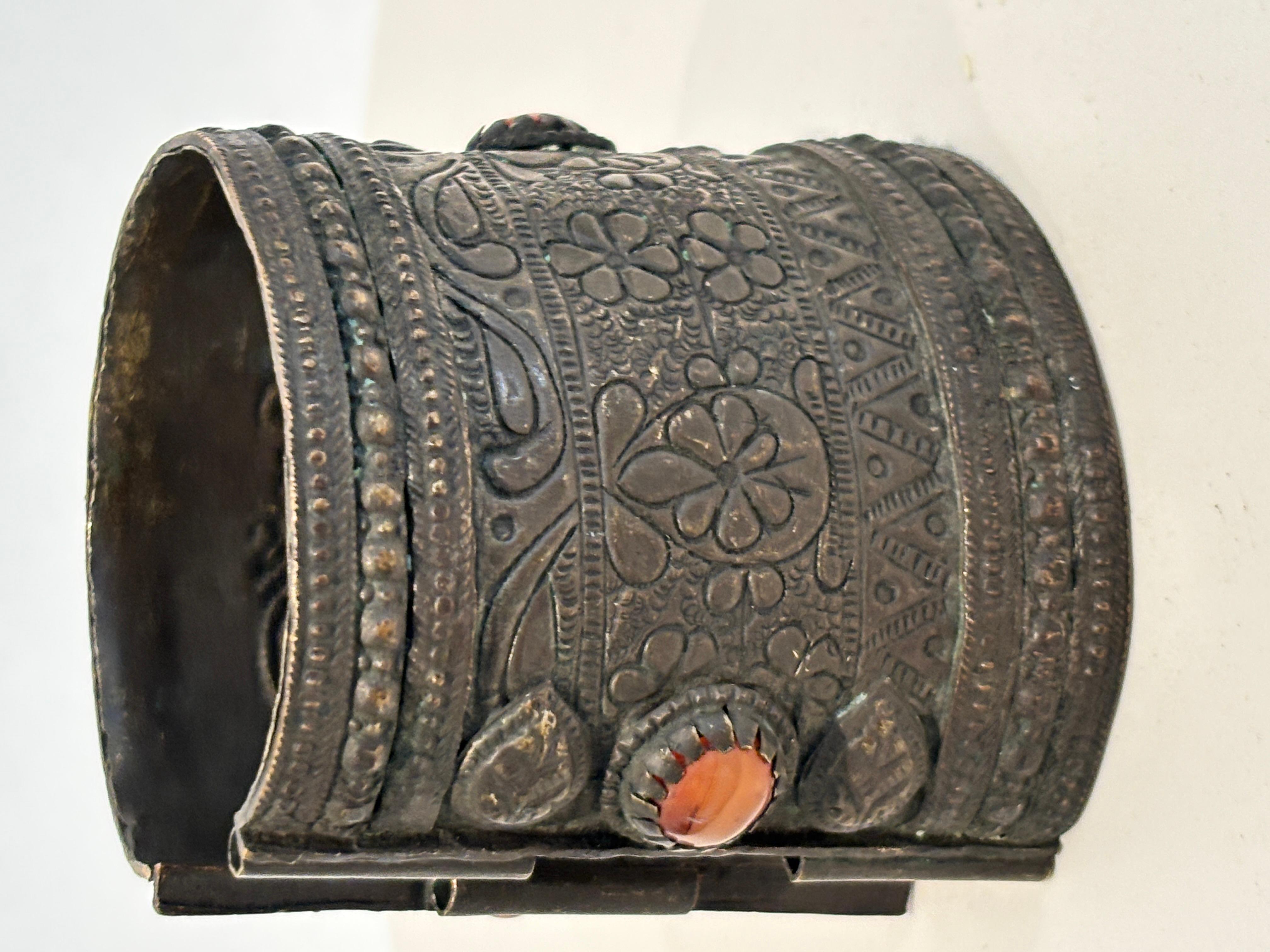 Bracelet manchette ou bracelet de cheville ethnique berbère ancien Afrique du Nord en vente 5