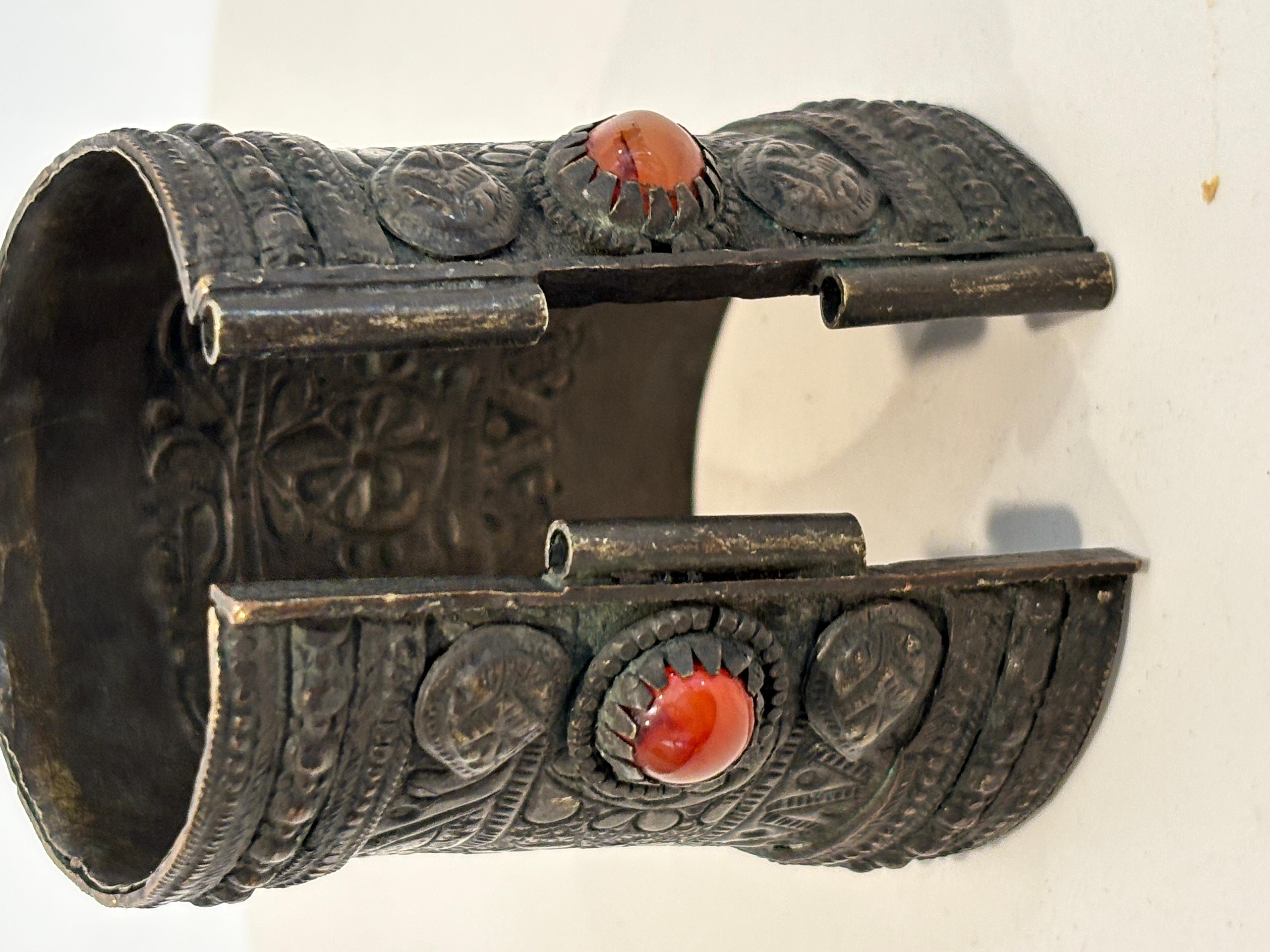 Bracelet manchette ou bracelet de cheville ethnique berbère ancien Afrique du Nord en vente 8