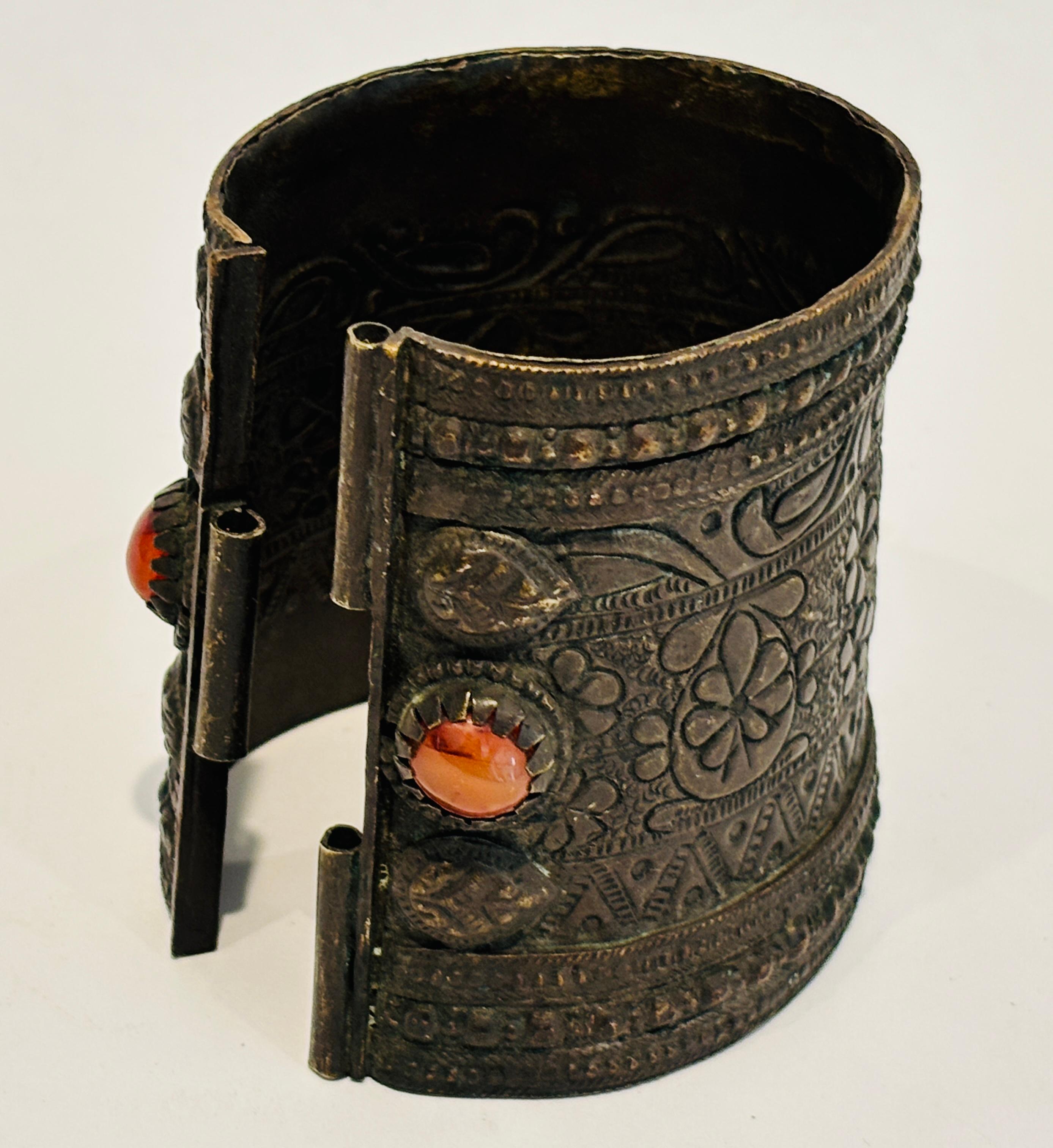 Bracelet de manchette ou bracelet de cheville antique et orné, probablement d'Afrique du Nord (Algérie ou Maroc, Égypte). Ces pièces sont traditionnellement portées par les femmes berbères et sont connues pour leurs motifs complexes et leur
