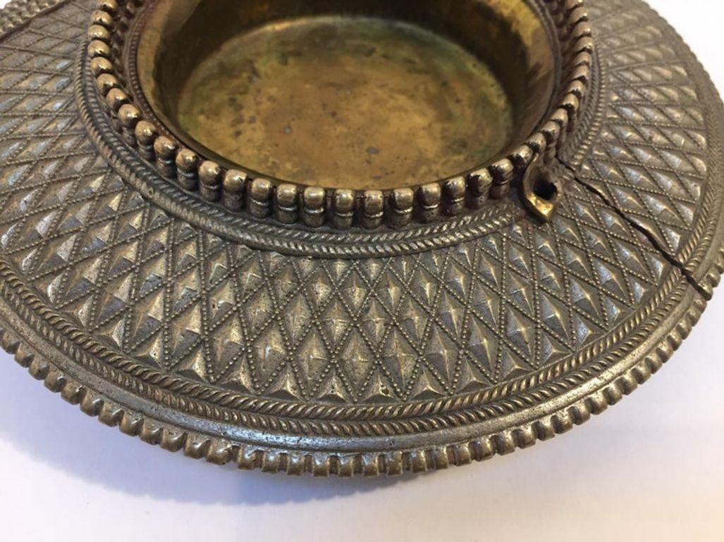 Bracelet traditionnel ancien à chevilles en laiton ethnique d'Inde Vide Poche en vente 1