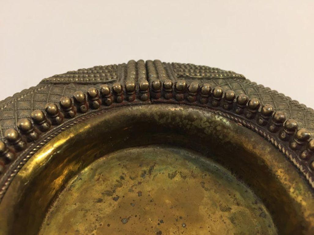 Bracelet traditionnel ancien à chevilles en laiton ethnique d'Inde Vide Poche en vente 2