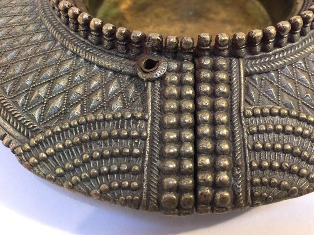 Bracelet traditionnel ancien à chevilles en laiton ethnique d'Inde Vide Poche en vente 3