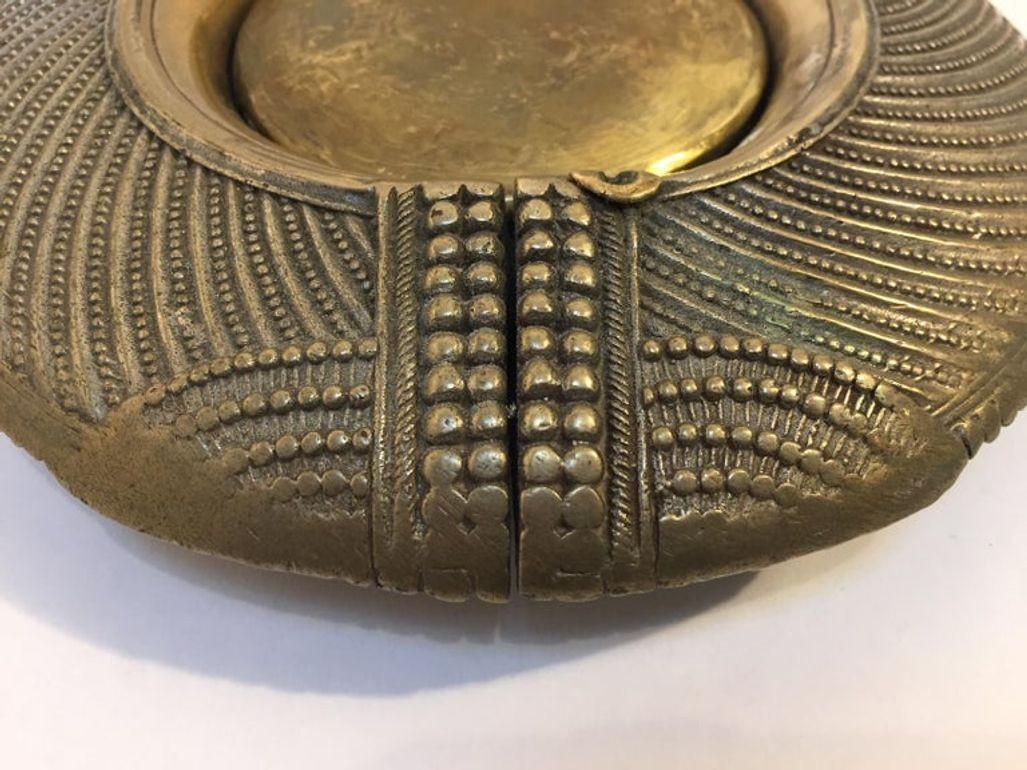 Bracelet traditionnel ancien à chevilles en laiton ethnique d'Inde Vide Poche en vente 5