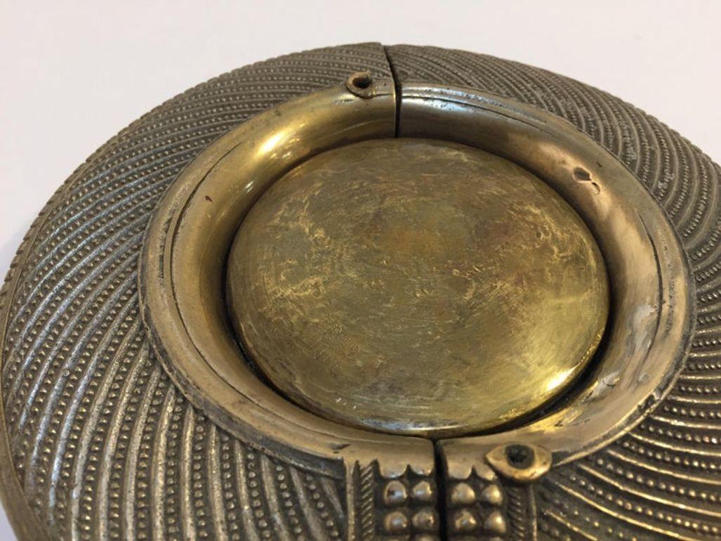 Bracelet traditionnel ancien à chevilles en laiton ethnique d'Inde Vide Poche en vente 6