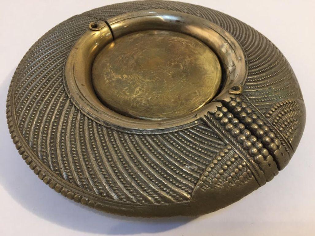 Bracelet traditionnel ancien à chevilles en laiton ethnique d'Inde Vide Poche en vente 8