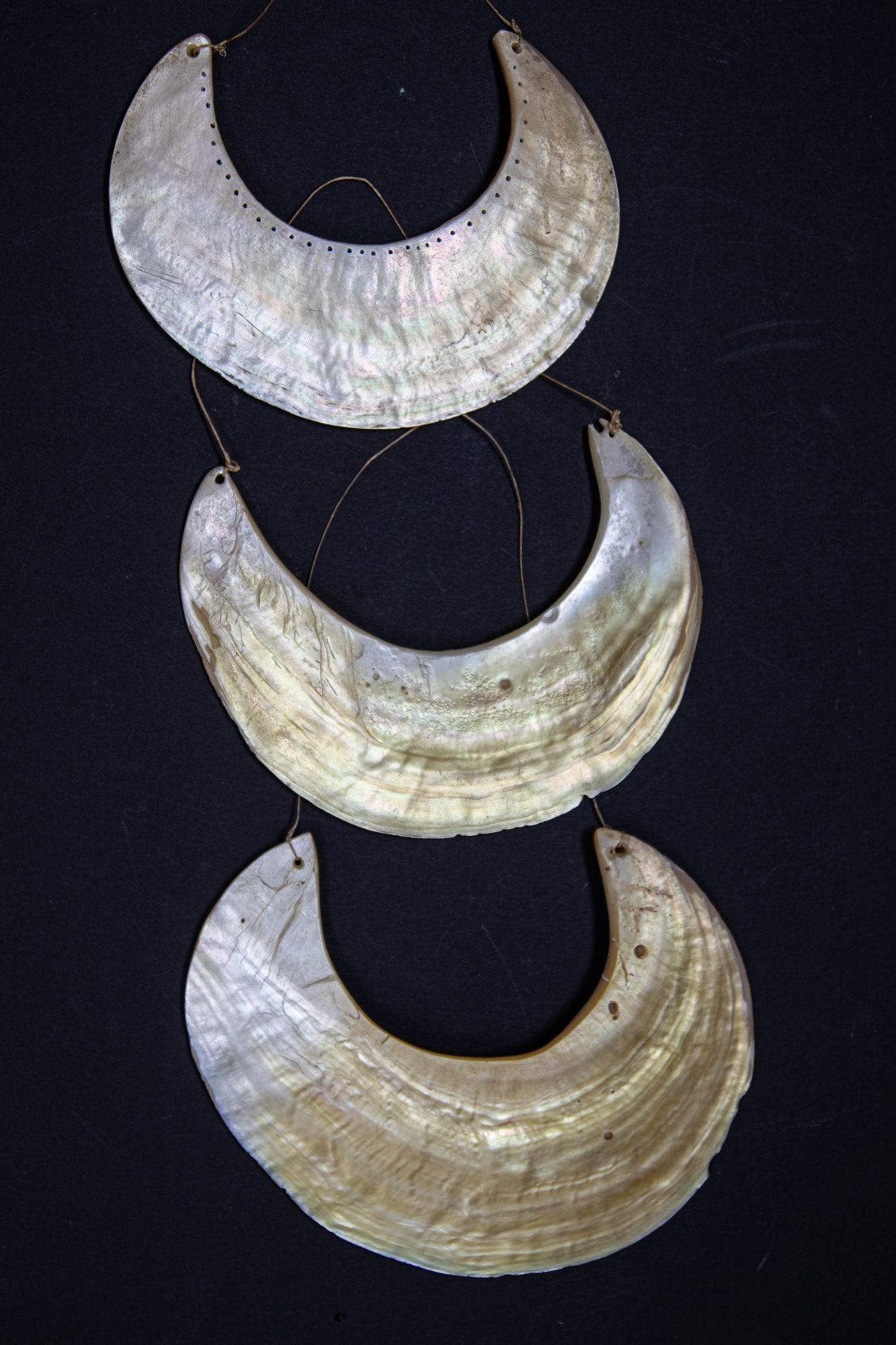 Set von 3 antiken Halbmond-Halsketten aus Papua-Neuguinea-Muscheln, ethnischer Stammes Kina (20. Jahrhundert) im Angebot
